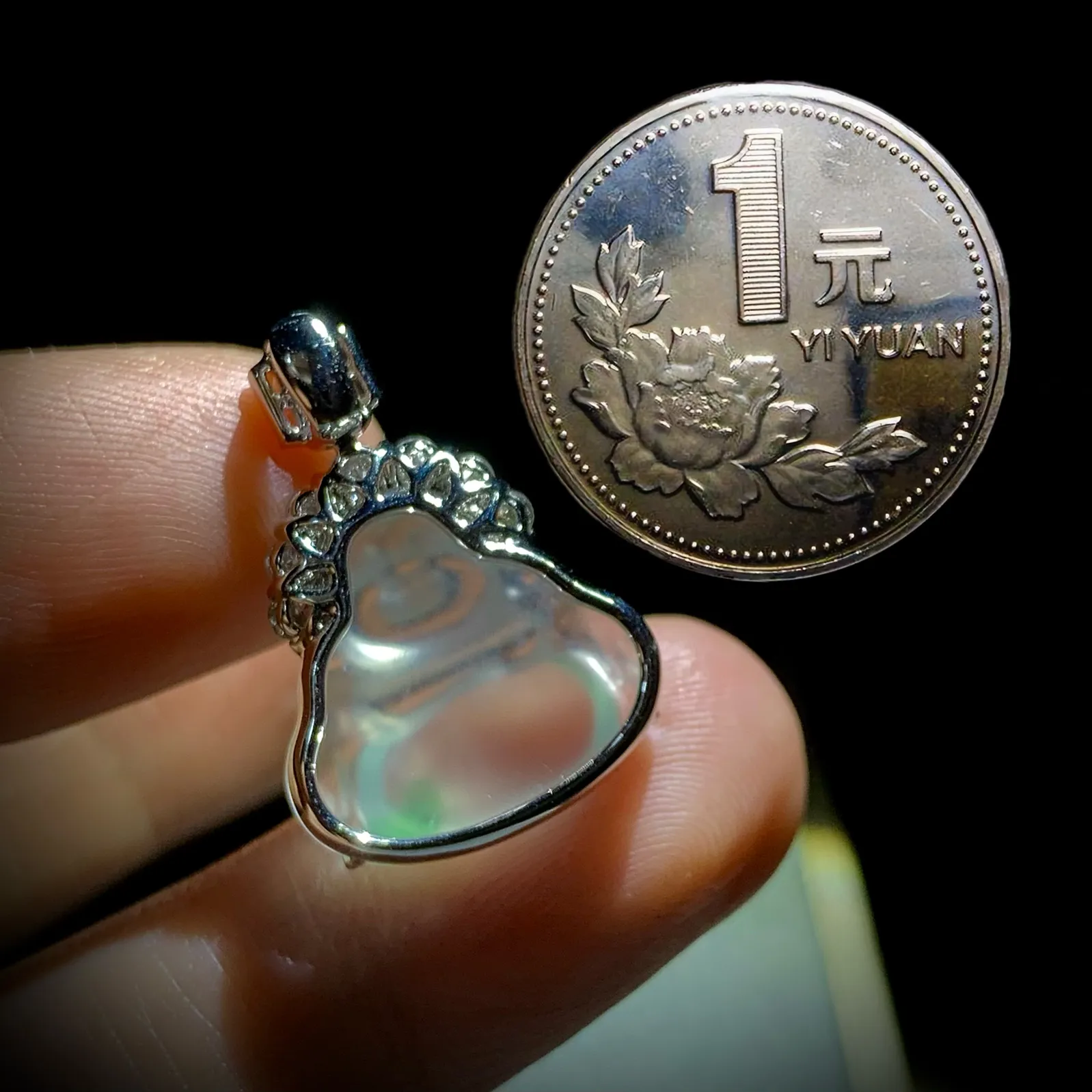 【大肚能容·弥勒佛】，
裸石约17-15.5-4.2mm，整体23.8-17-6.6mm，
18K金，南非钻，