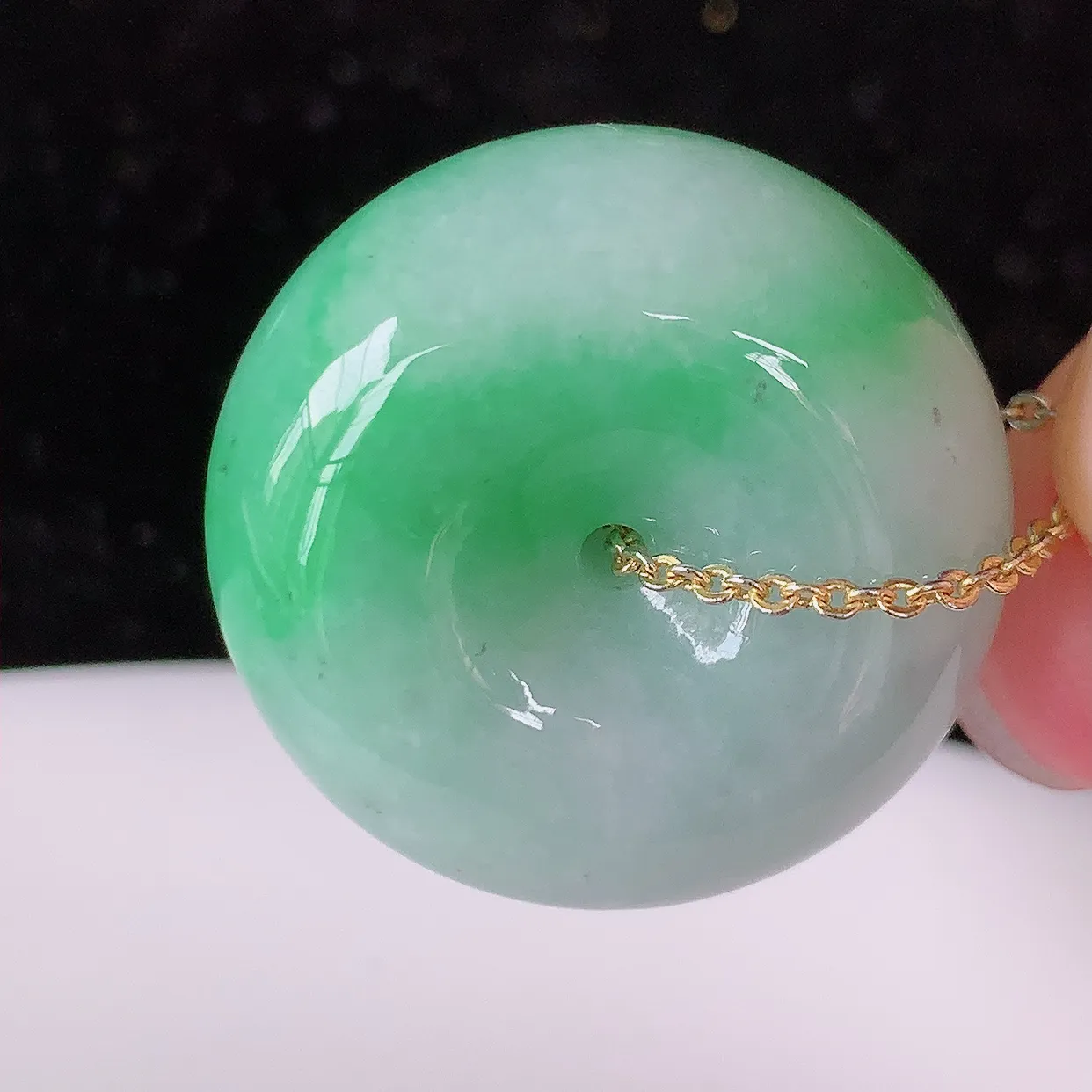 自然光实拍，冰润飘绿翡翠平安扣吊坠，形体饱满圆润，平安扣肥嘟嘟的，平平安安，平安扣种水很好，配戴精美！#05.10