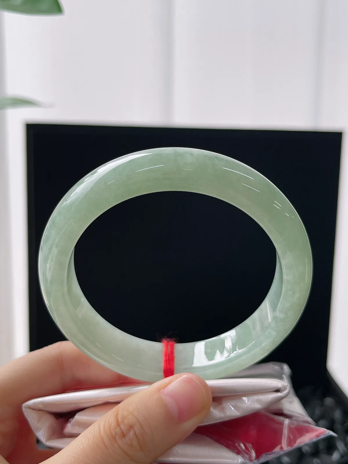 正圈58.5圈口，翡翠糯化种淡绿色手镯