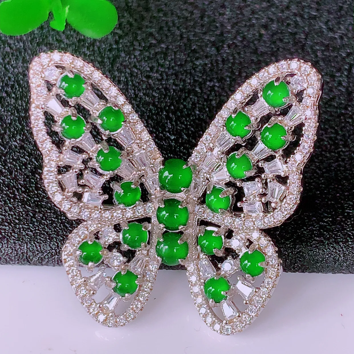 冰透满绿翡翠925银镶嵌蝴蝶胸针，自然光实拍，翠色灵动，颜色漂亮，种老水足，品相佳，佩戴佳品！#97