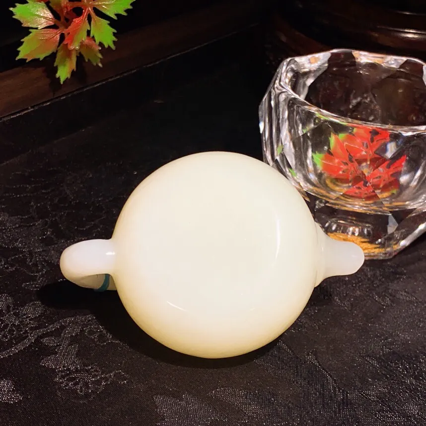 和田玉白玉把把壶。尺寸43/75重116.8克。玉质细腻油润。手推出油。佩戴高端典雅。lt251111