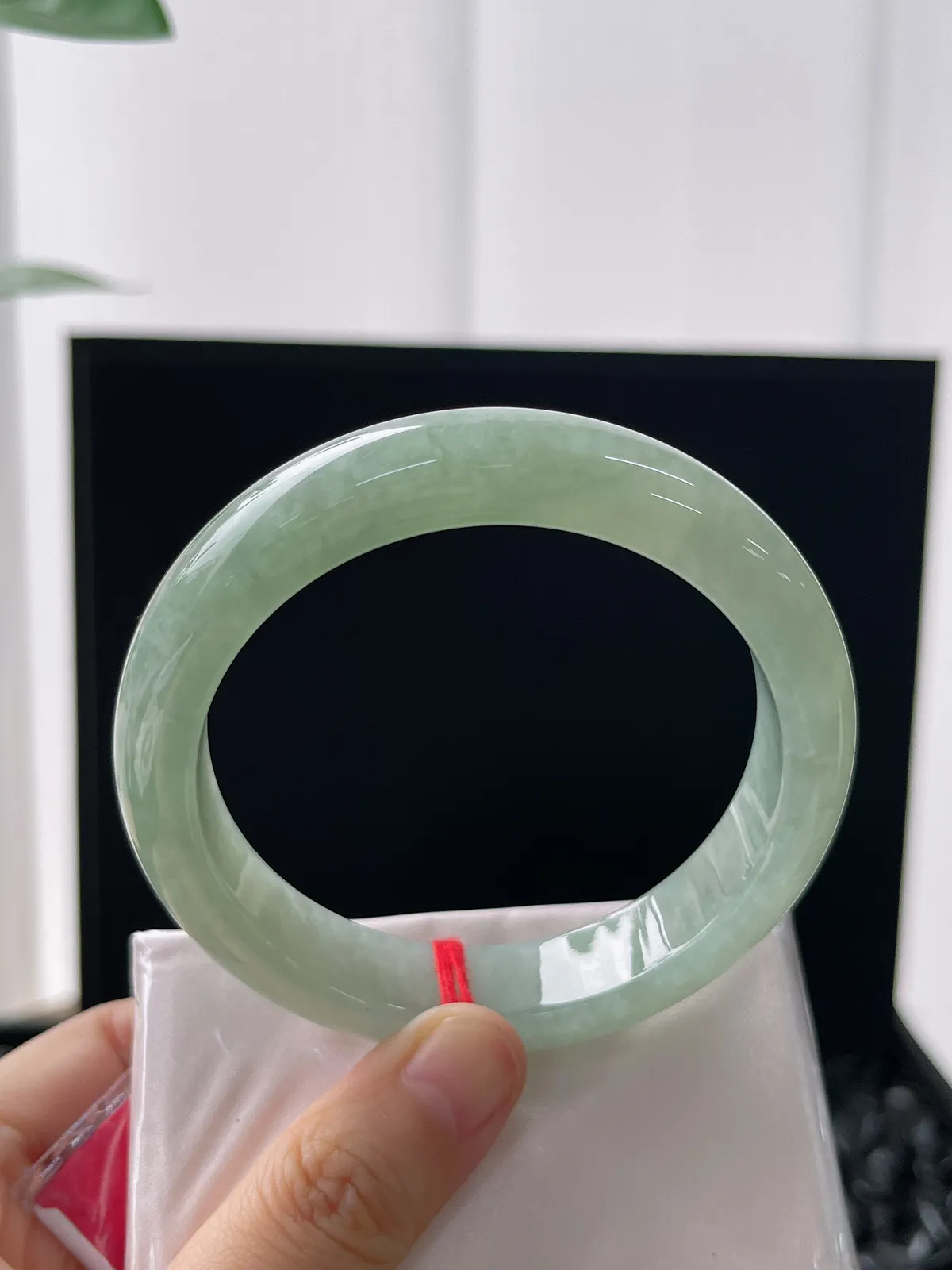 正圈58.5圈口，翡翠糯化种淡绿色手镯