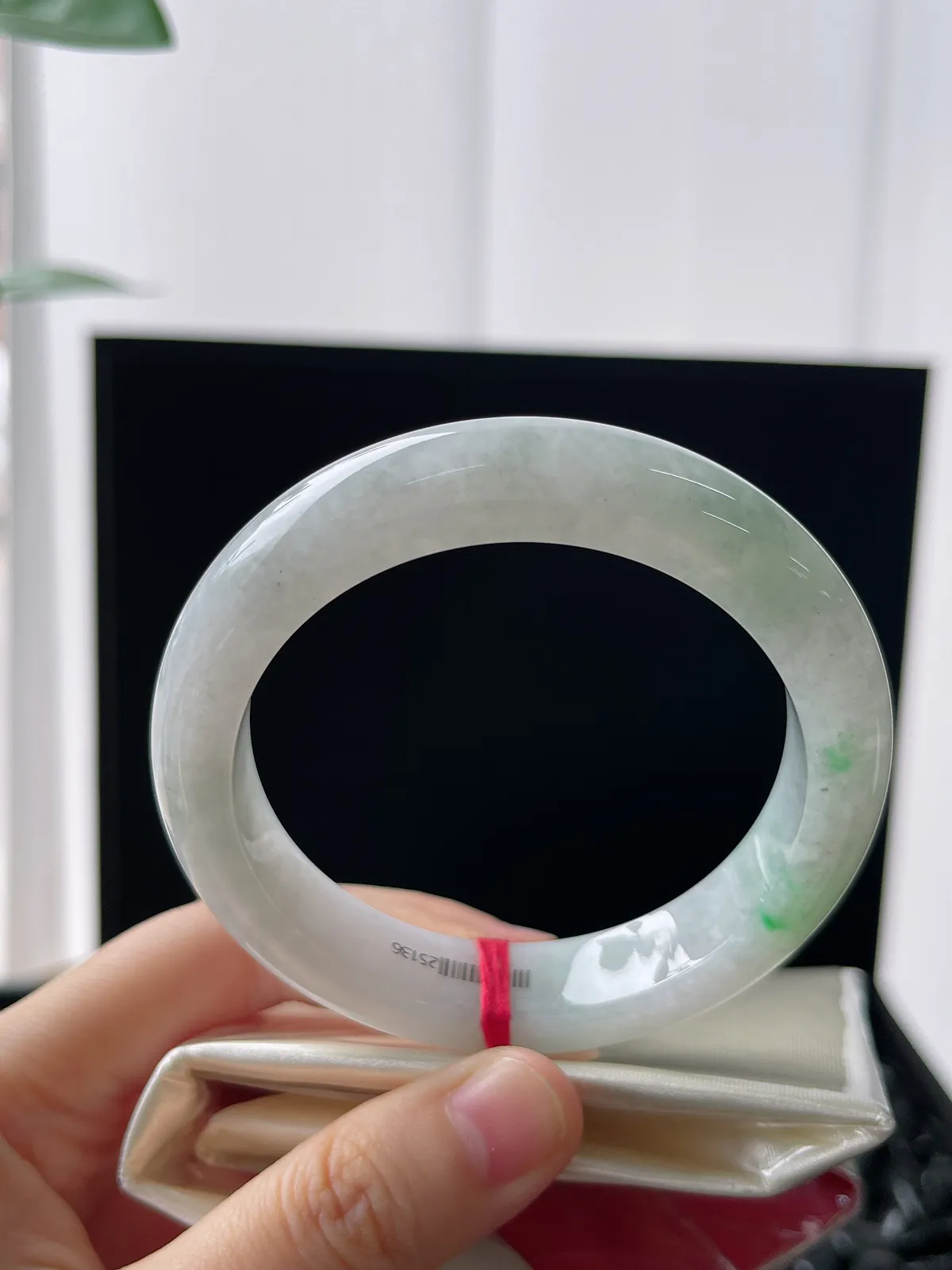 正圈54.7圈口，翡翠糯化种飘绿手镯