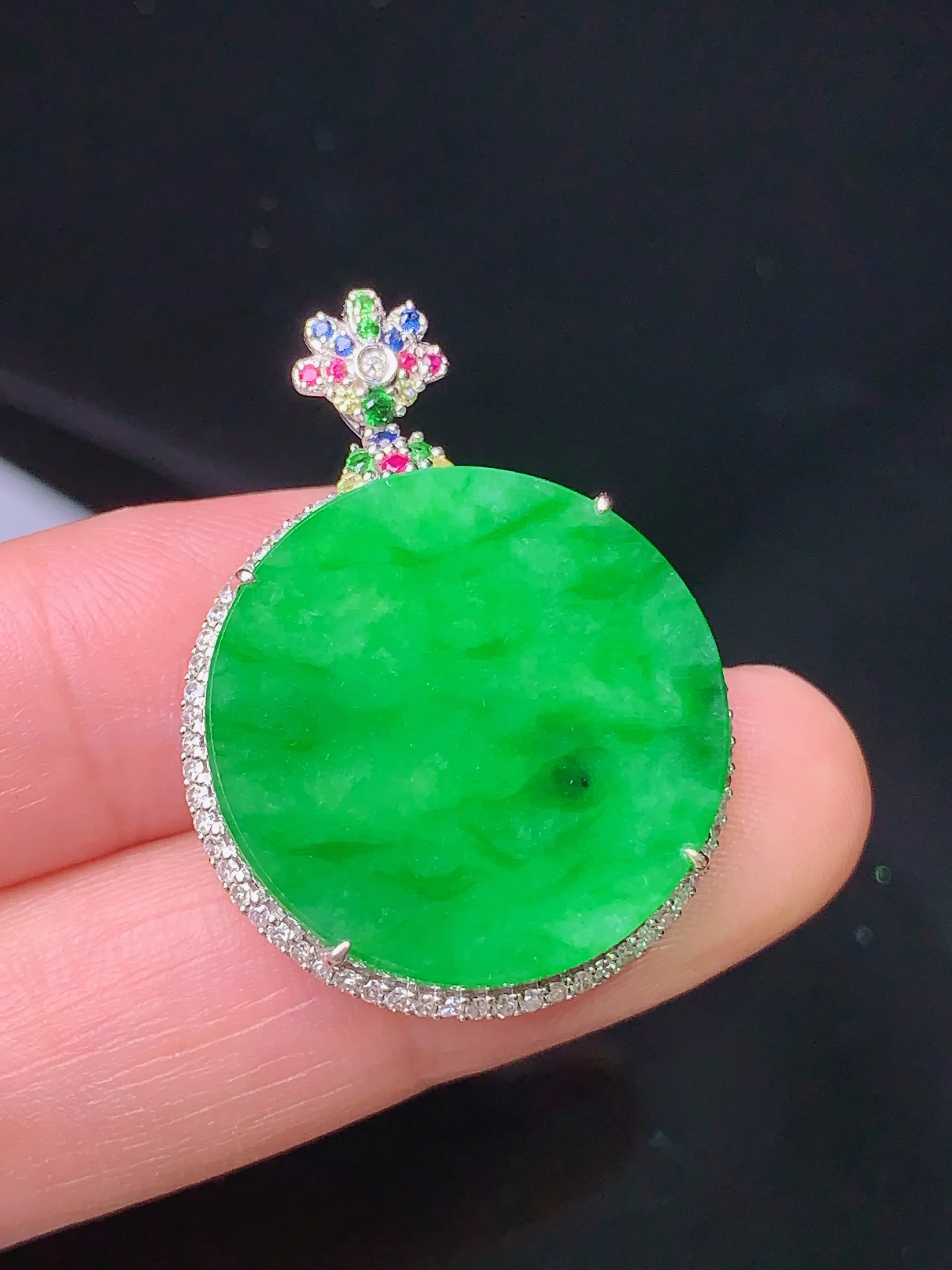 18k金钻镶嵌翠绿圆牌吊坠 玉质细腻 色泽清新艳丽 整体尺寸31.8*23.5*6.7