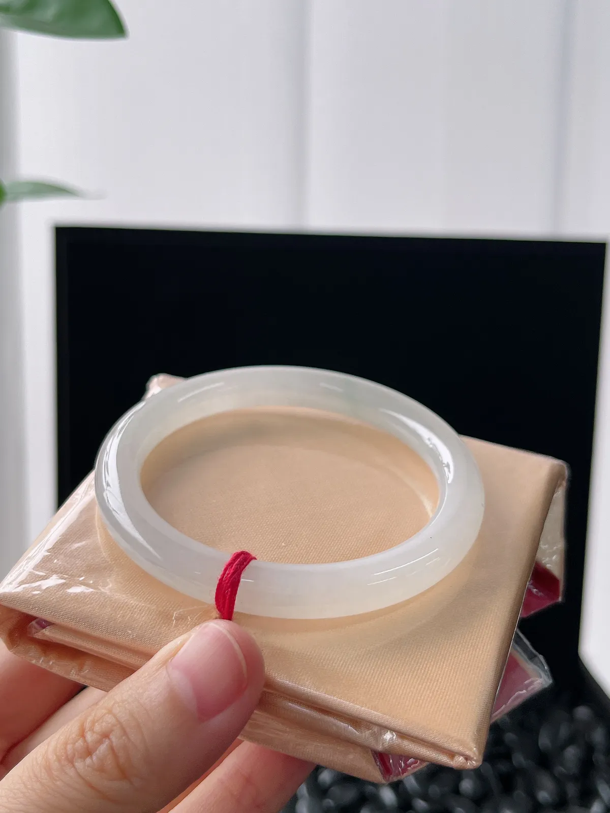 圆镯52.4圈口，翡翠冰糯种白色手镯