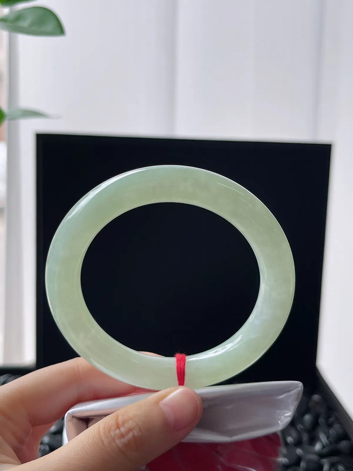 圆镯55.6圈口，翡翠冰糯种浅绿色手镯