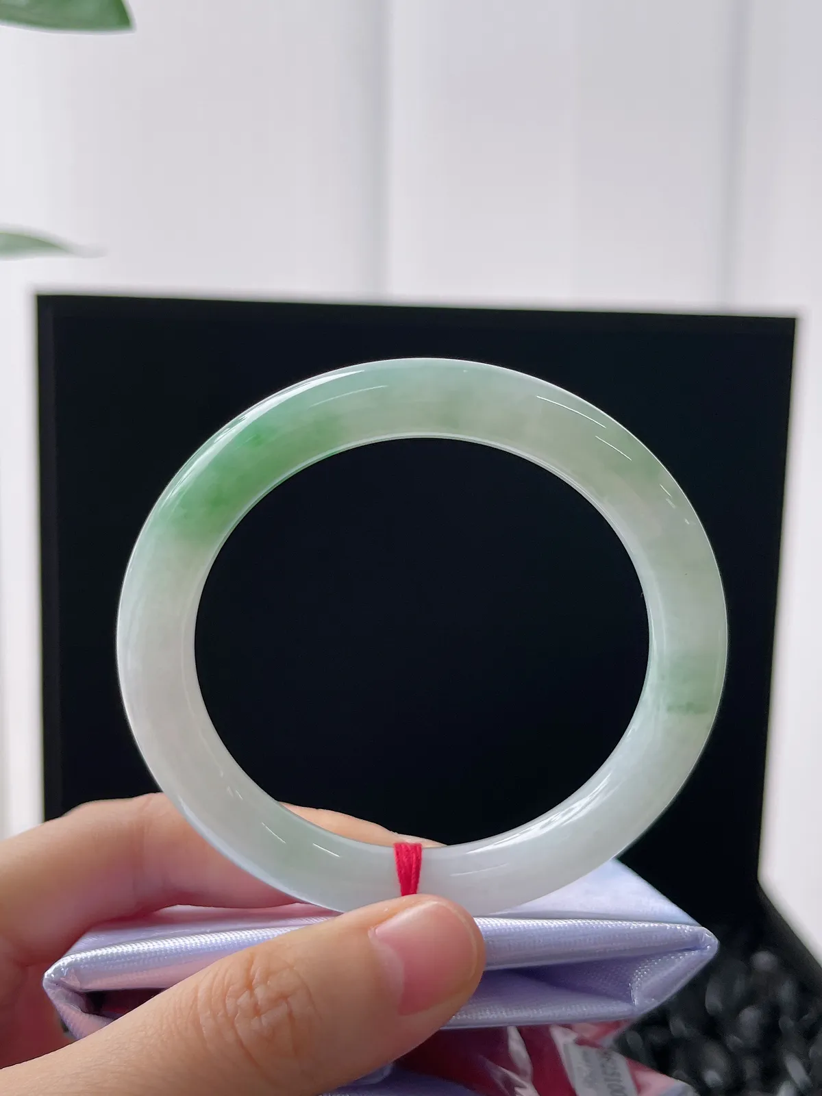 圆镯54圈口，翡翠冰糯种飘绿手镯