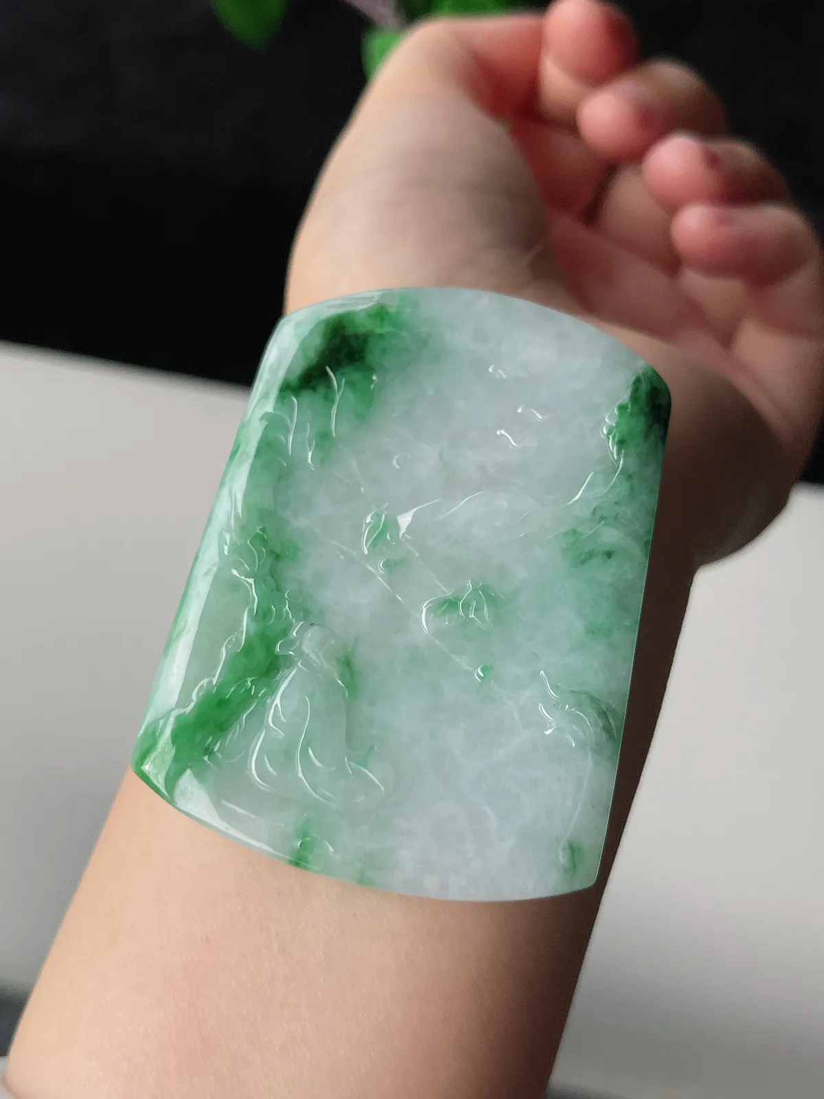 翡翠糯化种飘绿山水牌