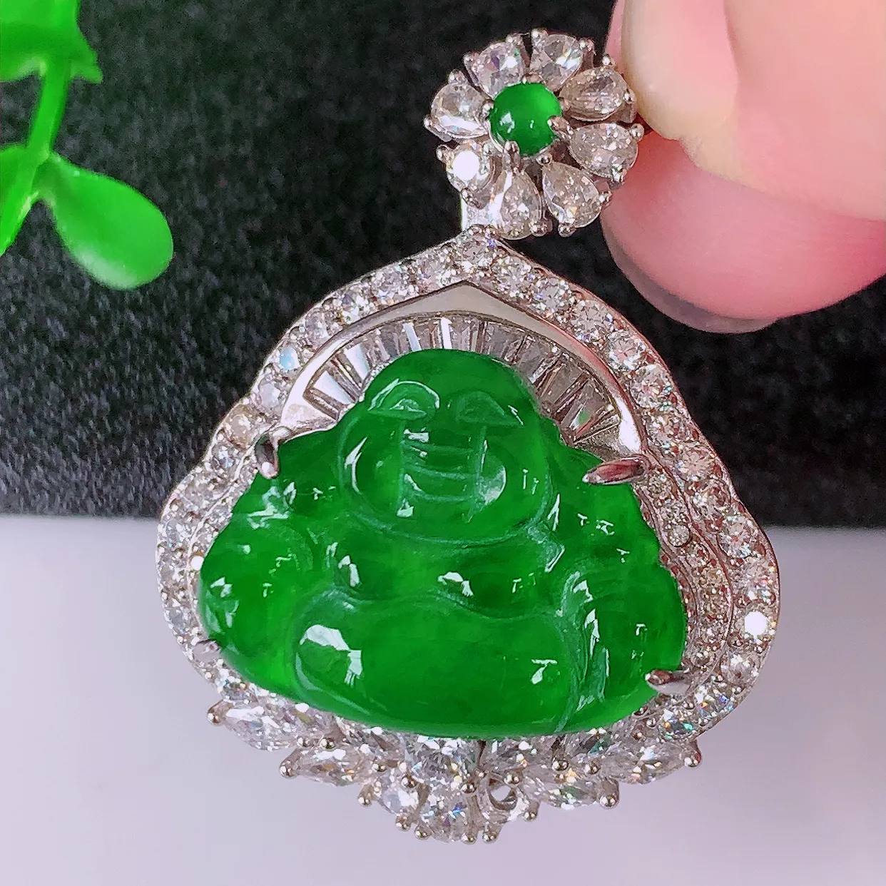 冰透满绿翡翠925银镶嵌佛公吊坠，自然光实拍，翠色灵动，颜色漂亮，种老水足，品相佳，佩戴佳品！#97.10整体34.2-26.5*13裸石20*14.5