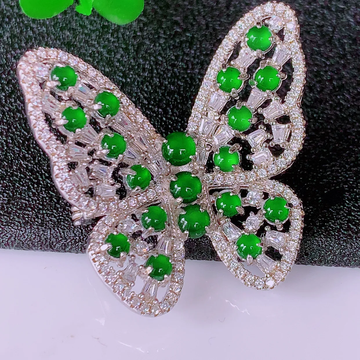 冰透满绿翡翠925银镶嵌蝴蝶胸针，自然光实拍，翠色灵动，颜色漂亮，种老水足，品相佳，佩戴佳品！#97.10整体31*31.5-9裸裸2.5*2.5