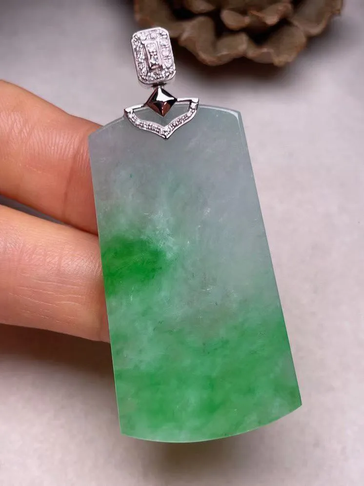 冰糯种飘绿平安无事牌吊坠、真金真钻镶嵌，种水好，玉质细腻 .裸石尺寸 45.0*24.3