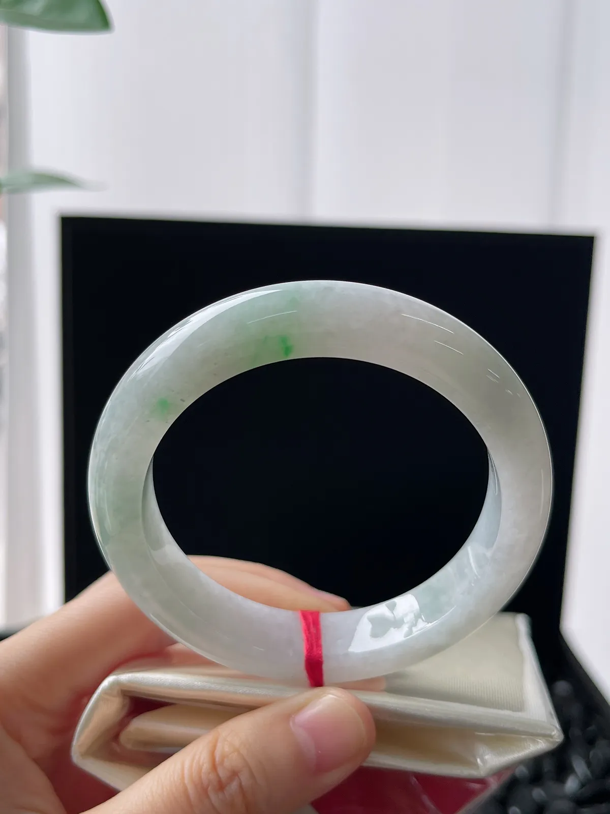 正圈54.7圈口，翡翠糯化种飘绿手镯