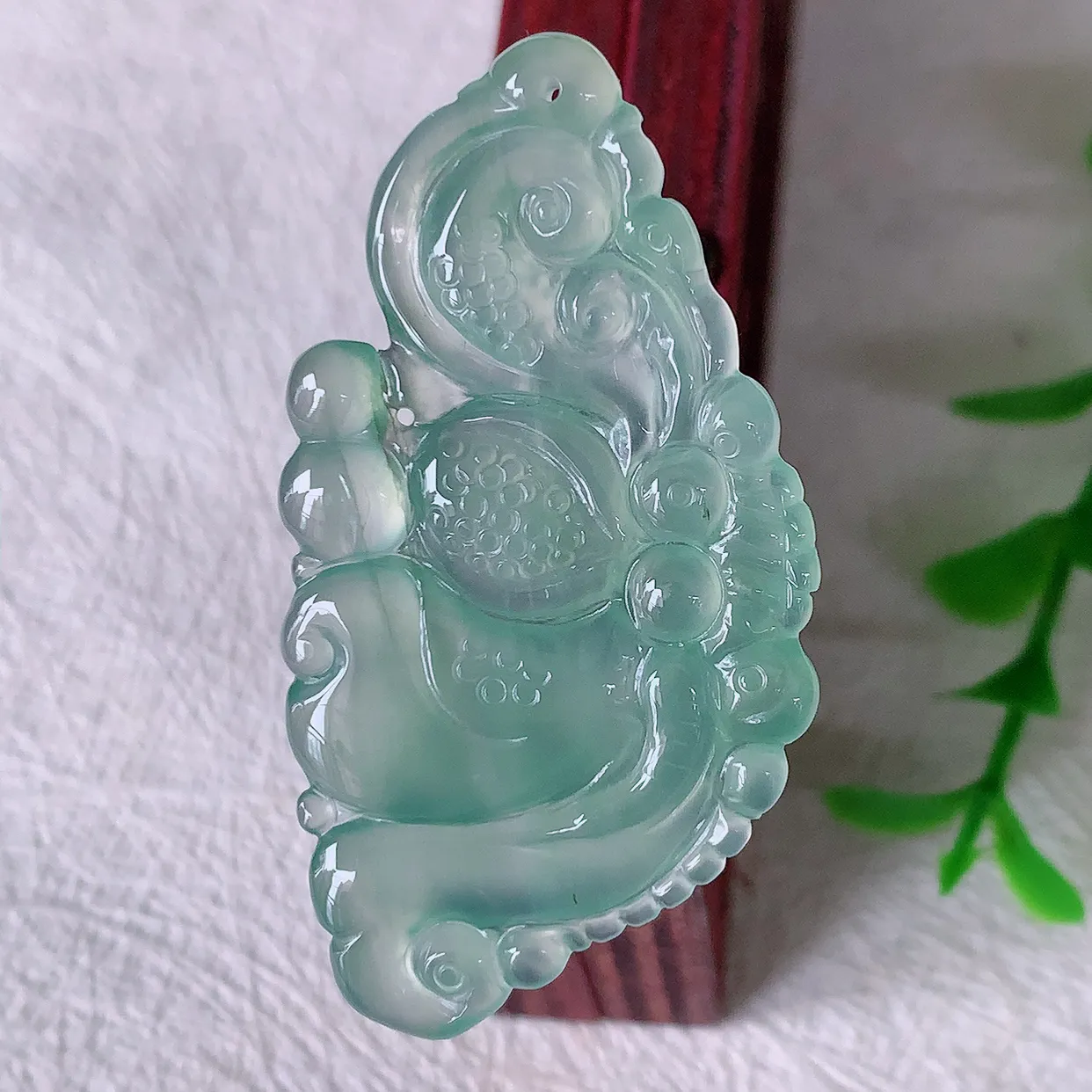 自然光实拍，冰种翡翠蝴蝶吊坠，翠色灵动，玉质细腻，颜色漂亮，品相佳，佩戴佳品！#01.10