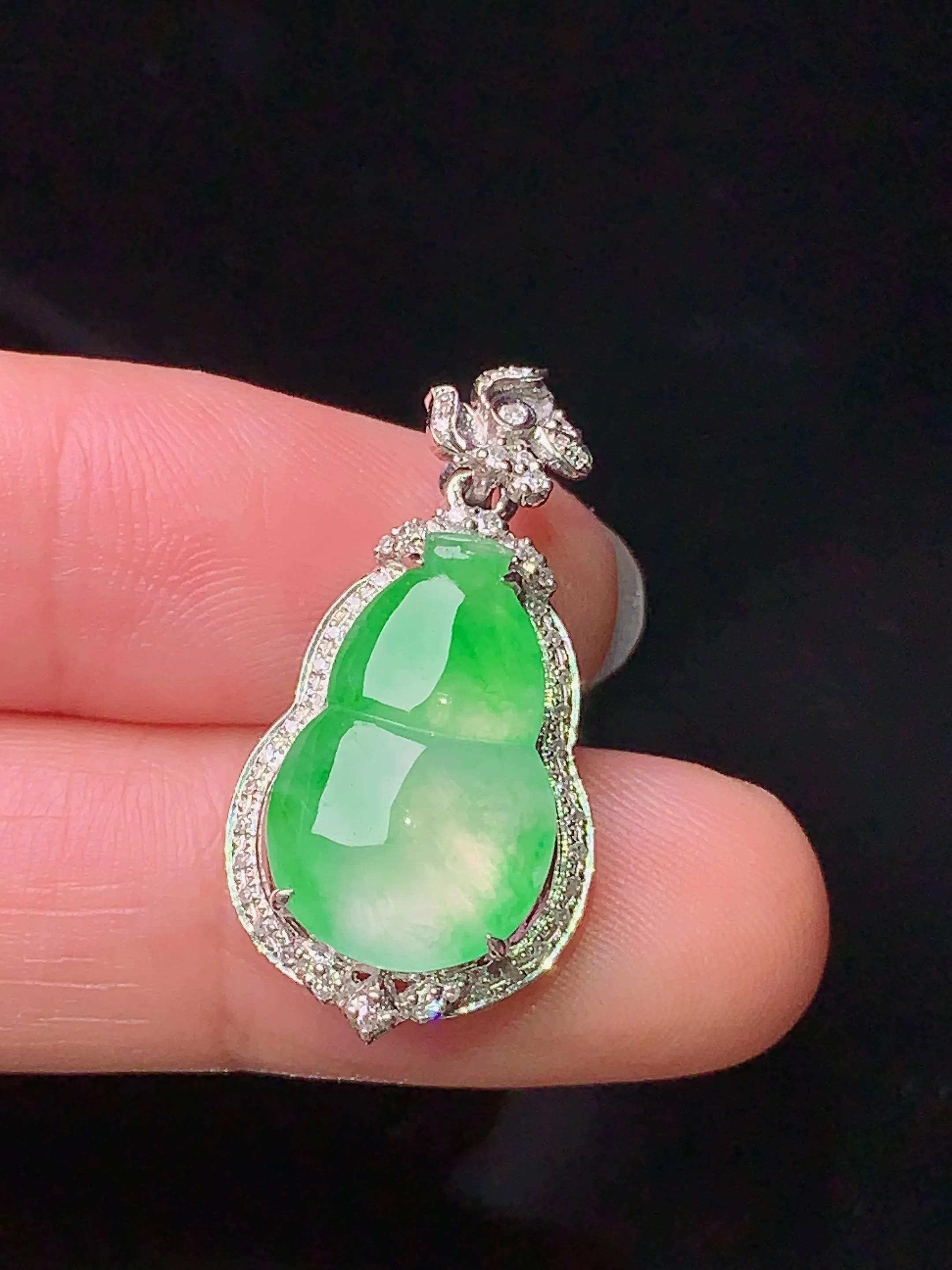 18k金钻镶嵌翠绿葫芦吊坠 玉质细腻 色泽清新艳丽 整体尺寸26.8*14*7.5