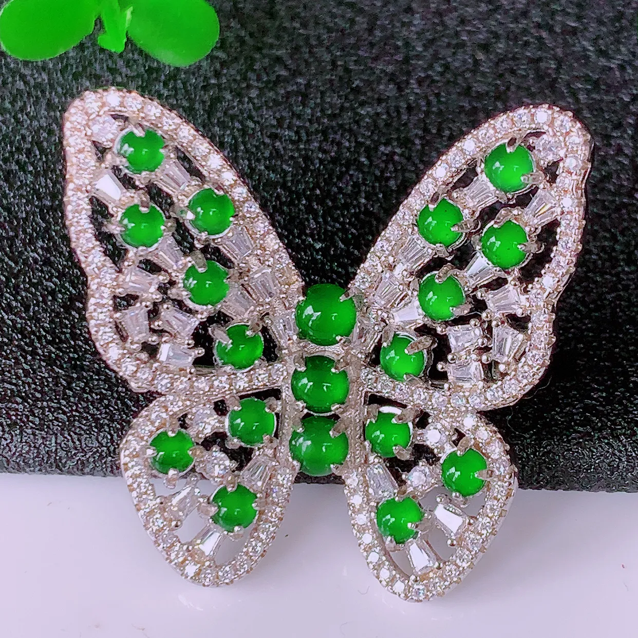 冰透满绿翡翠925银镶嵌蝴蝶胸针，自然光实拍，翠色灵动，颜色漂亮，种老水足，品相佳，佩戴佳品！#97.10整体31*31.5-9裸裸2.5*2.5