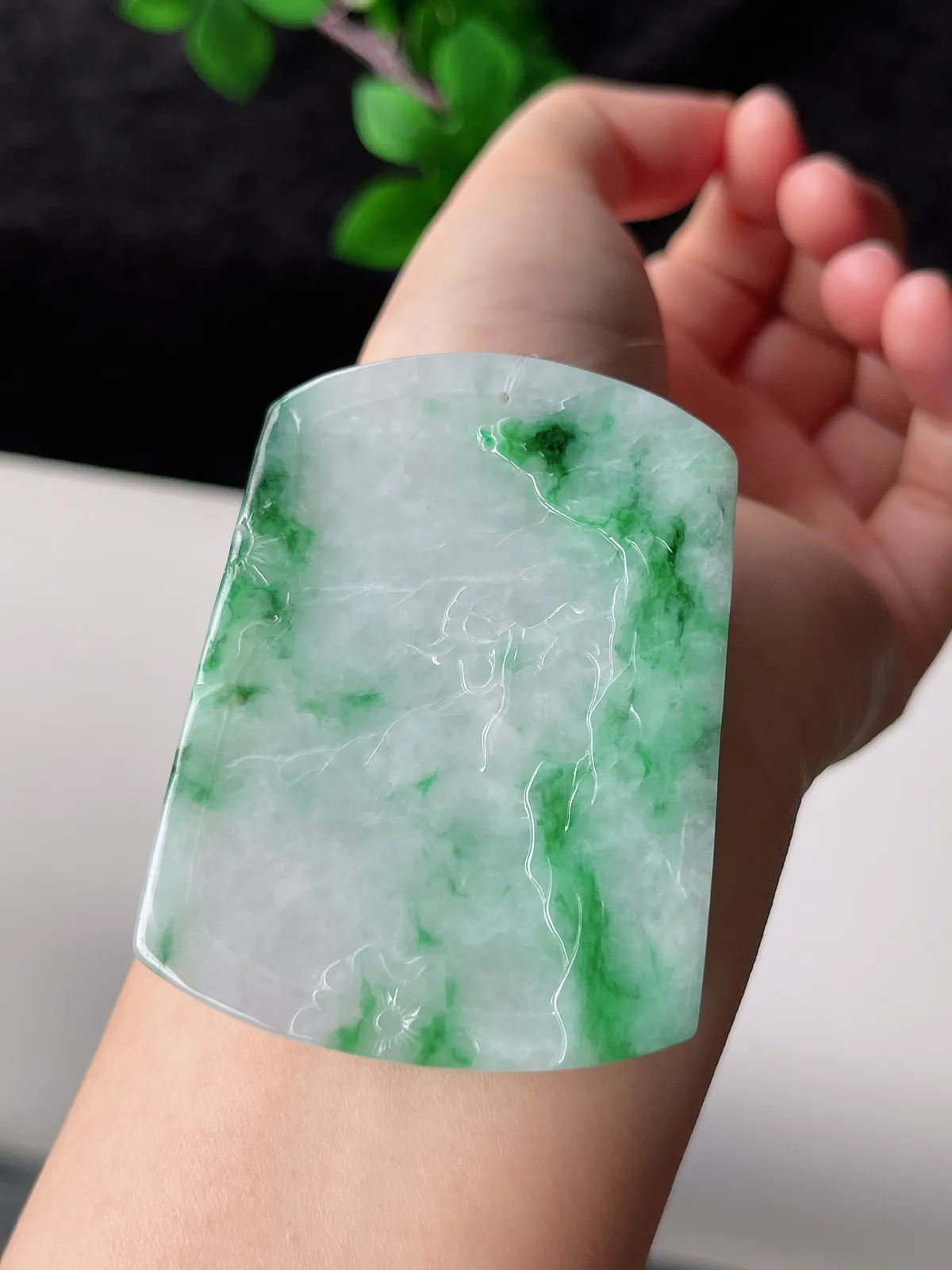 翡翠糯化种飘绿山水牌