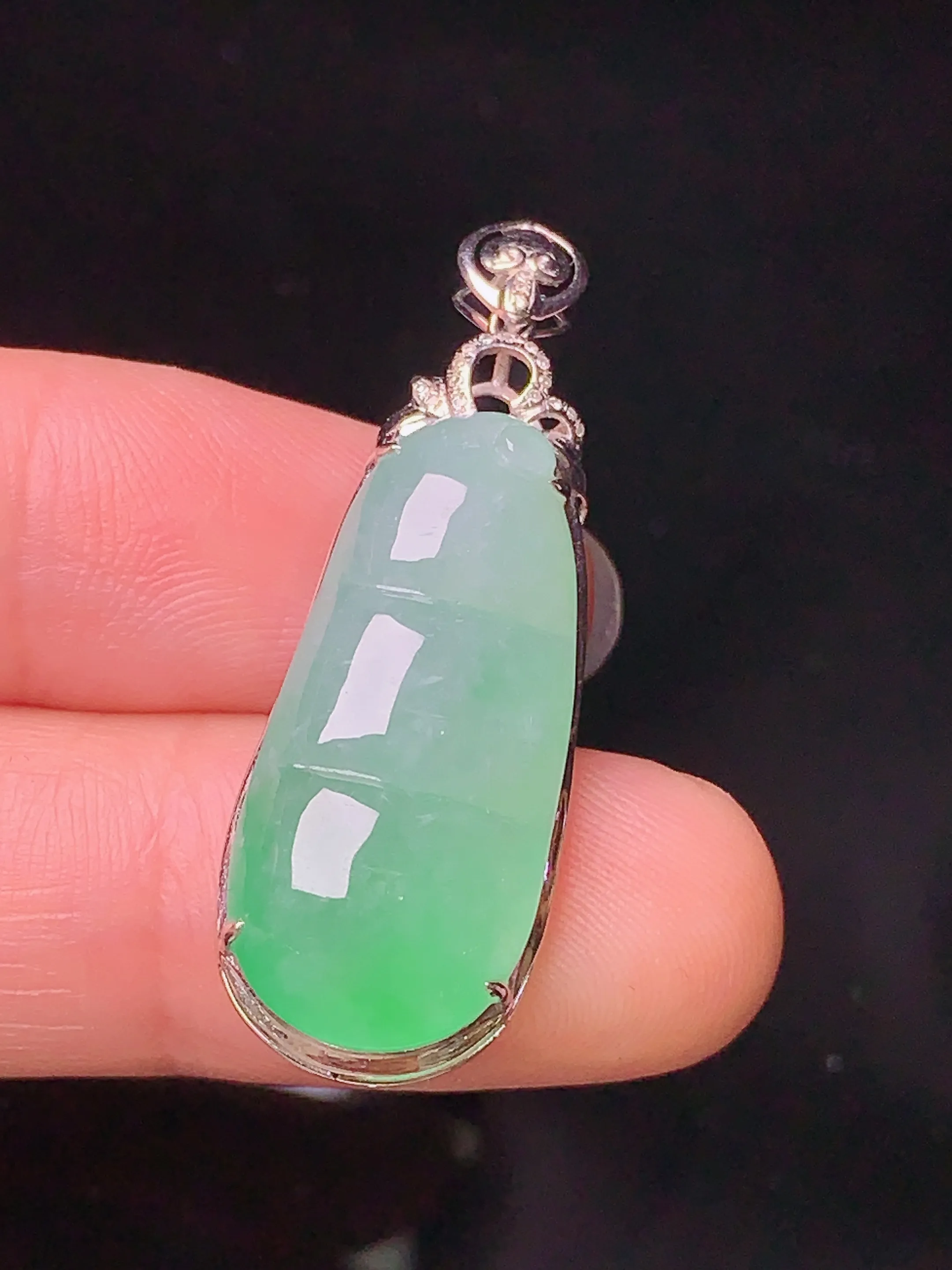 18k金钻镶嵌翠绿四季豆吊坠 玉质细腻 色泽清新艳丽 整体尺寸35.6*12.5*6.6