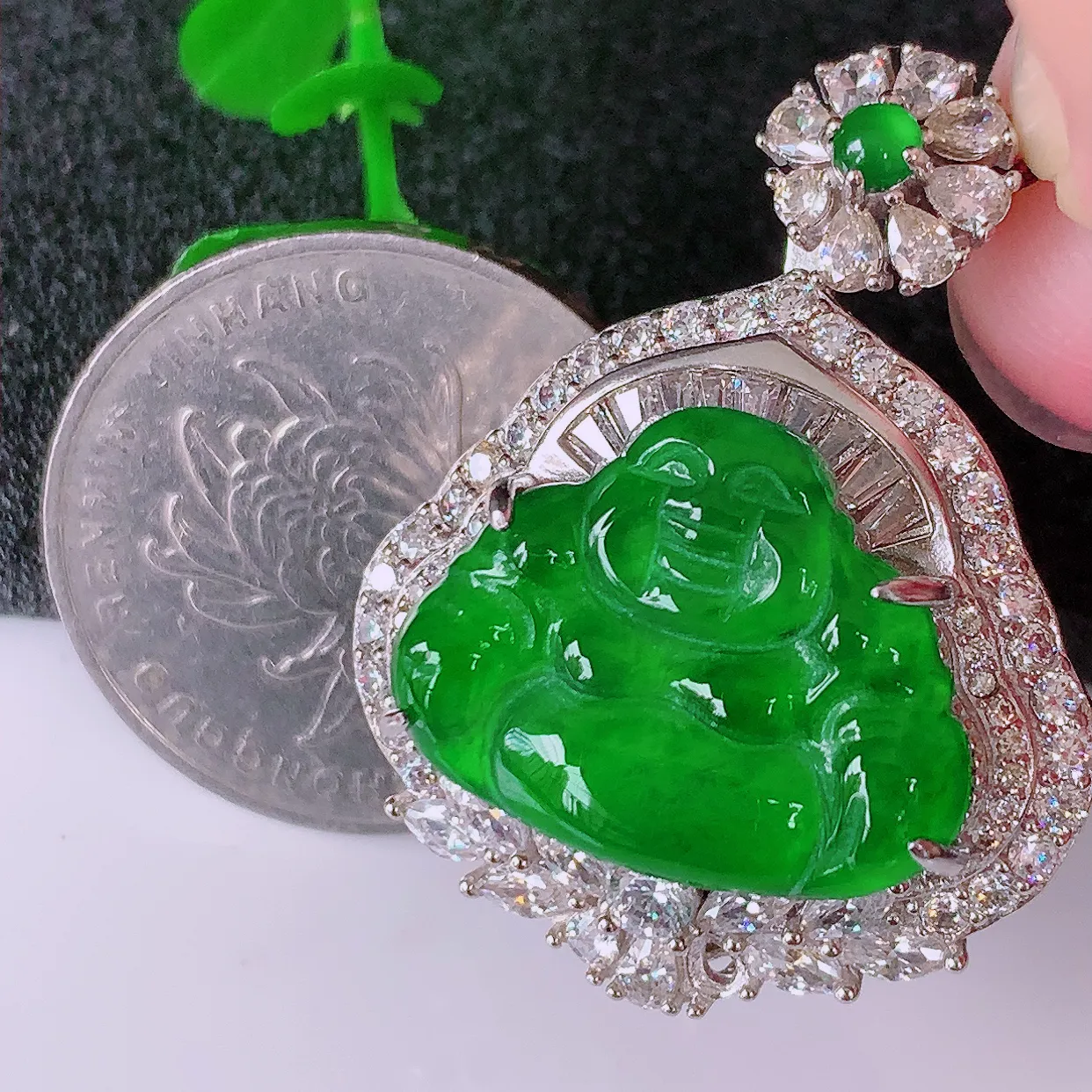 冰透满绿翡翠925银镶嵌佛公吊坠，自然光实拍，翠色灵动，颜色漂亮，种老水足，品相佳，佩戴佳品！#97.10整体34.2-26.5*13裸石20*14.5