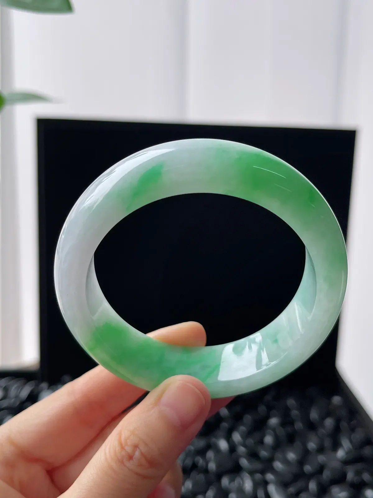 正圈56圈口，翡翠糯化种飘绿手镯