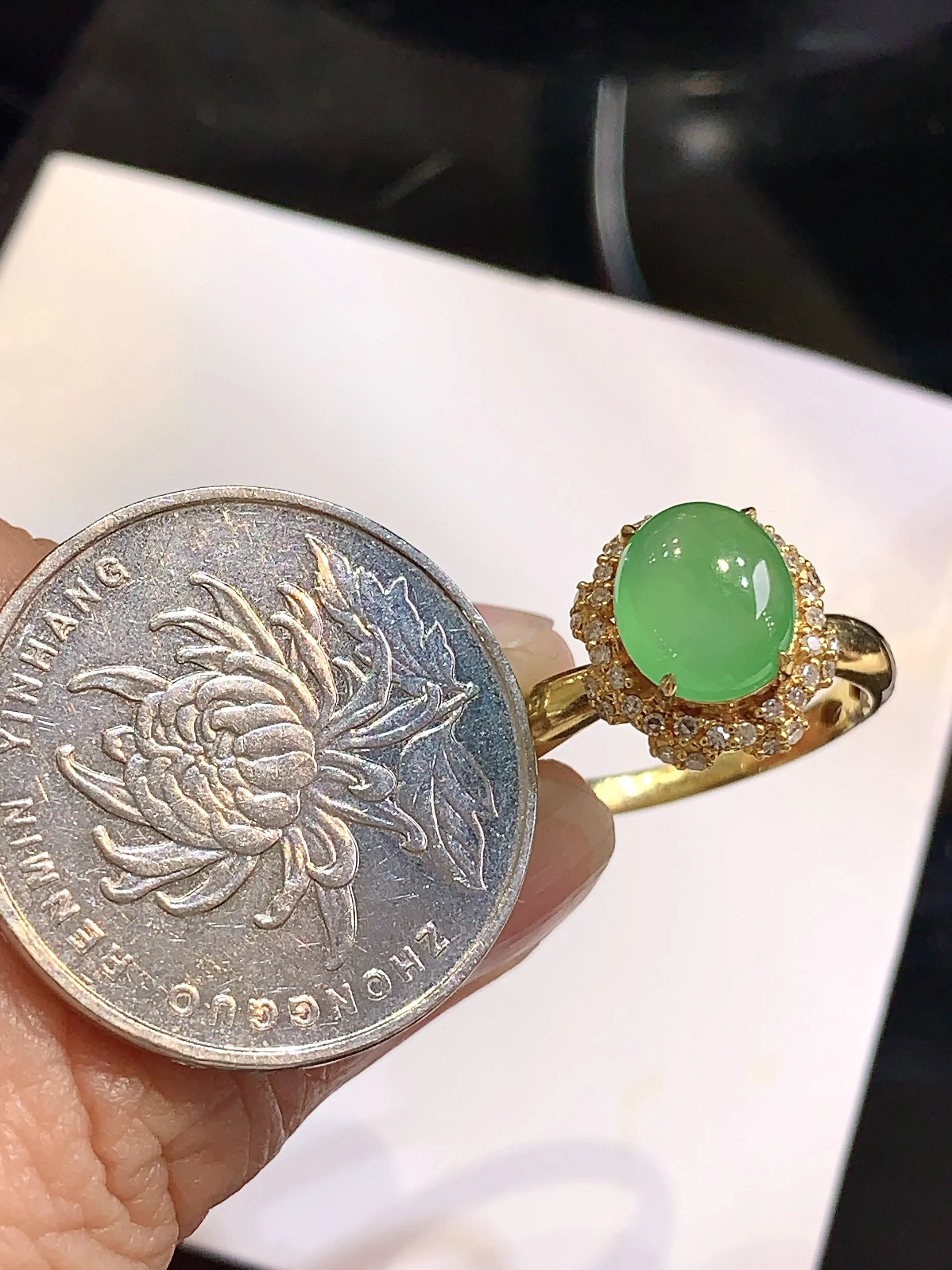 18k金钻镶嵌翠绿蛋面戒指 玉质细腻 色泽清新艳丽 圈口13 整体尺寸12.2*11*8.8