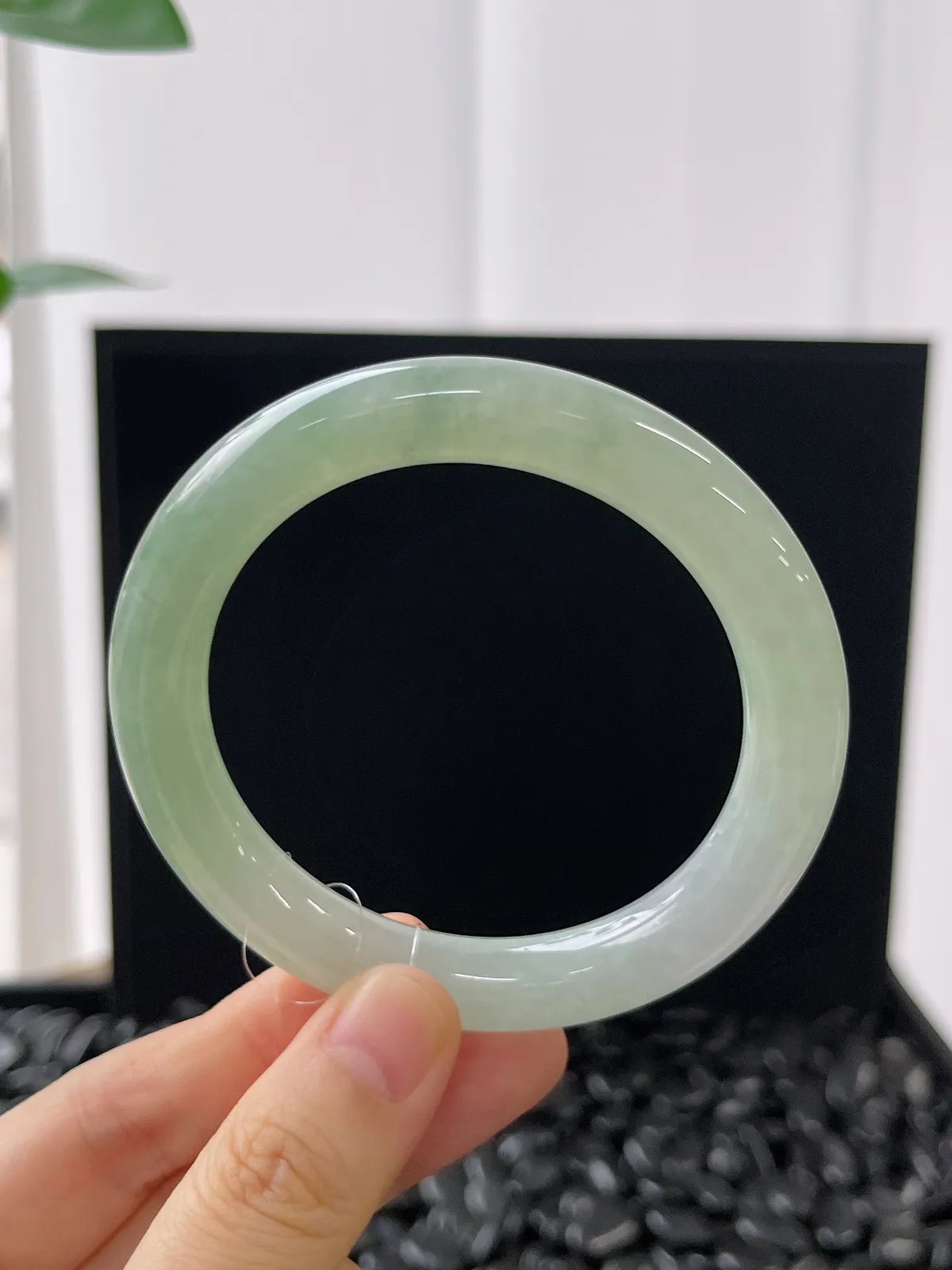 圆镯54.1圈口，翡翠冰糯种淡绿色手镯