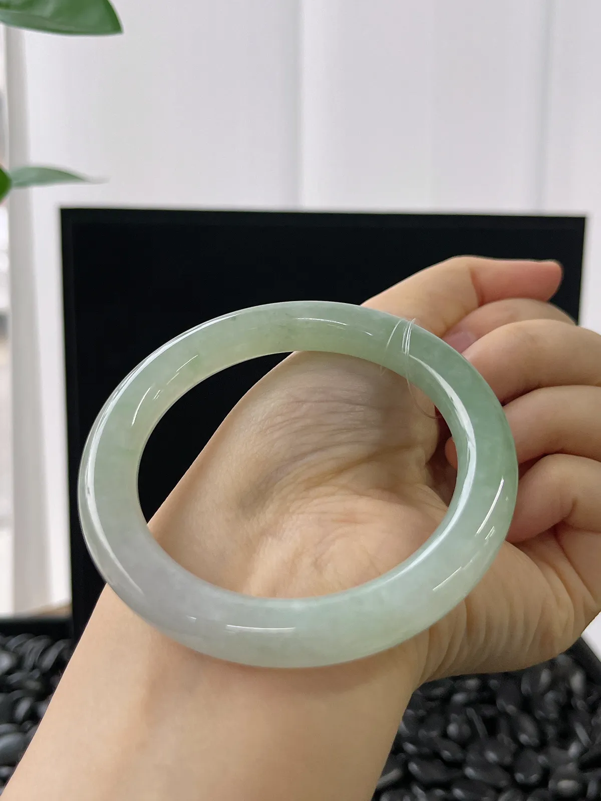 圆镯54.1圈口，翡翠冰糯种淡绿色手镯