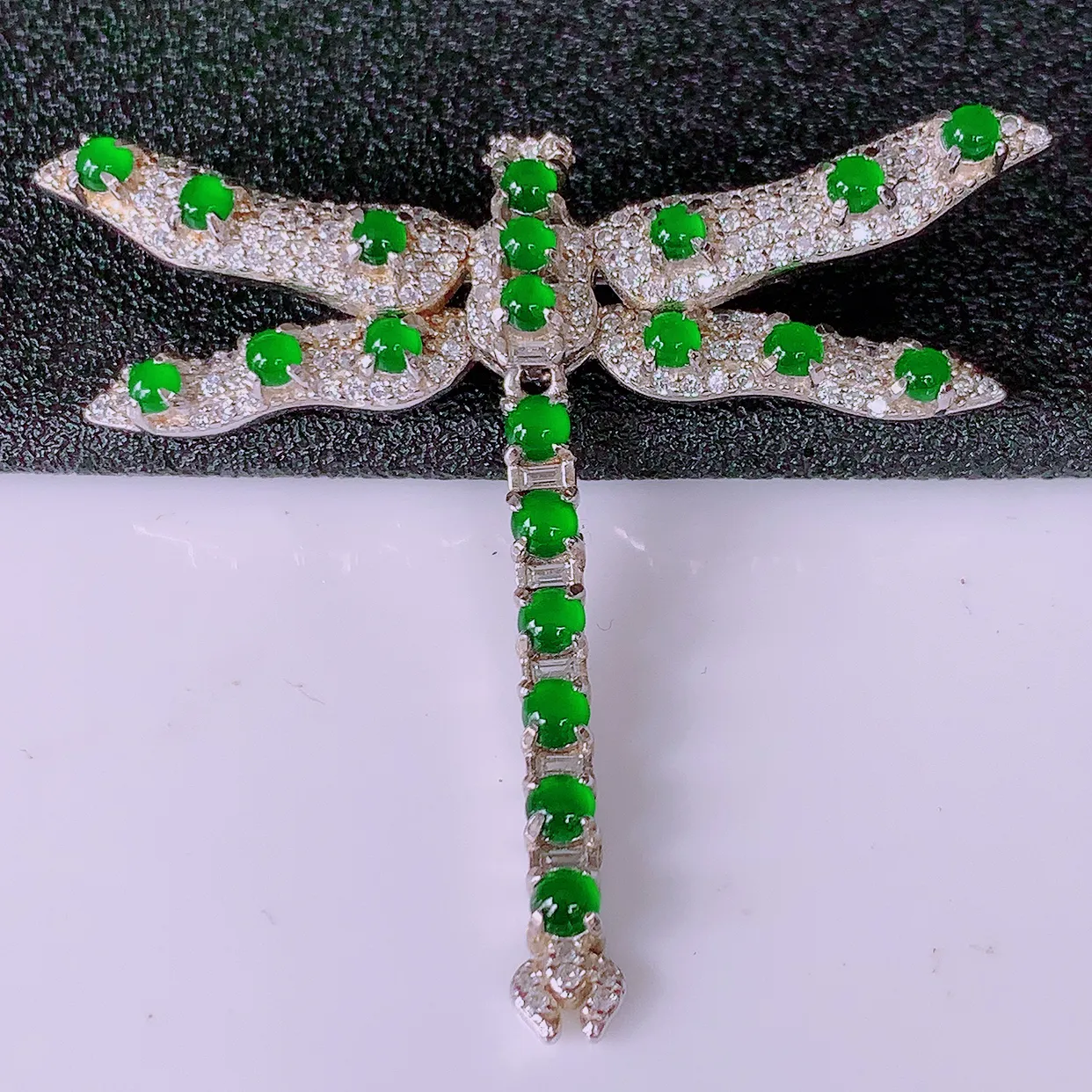 冰透满绿翡翠925银镶嵌蜻蜓胸针，自然光实拍，翠色灵动，颜色漂亮，种老水足，品相佳，佩戴佳品！#97.10整体45.5-37-8裸石2*2