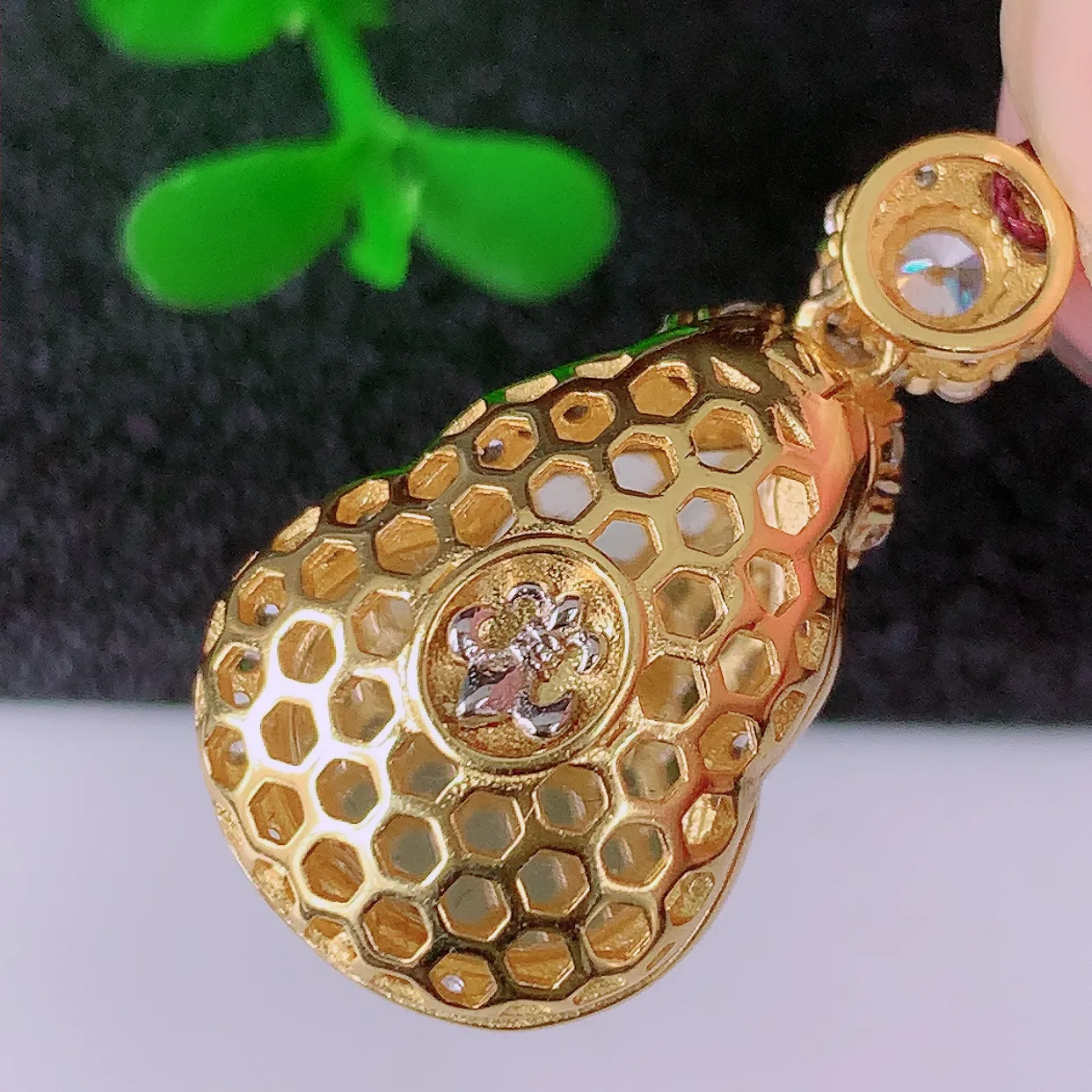 冰透满绿翡翠925银镶嵌葫芦吊坠，自然光实拍，翠色灵动，颜色漂亮，种老水足，品相佳，佩戴佳品！#97.10整体27*14.5*10裸石16-12