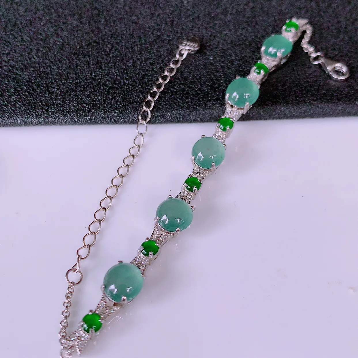 冰透满绿翡翠925银镶嵌手链，自然光实拍，翠色灵动，颜色漂亮，种老水足，品相佳，佩戴佳品！#97.10取一整体7*7*5.6裸石7*7