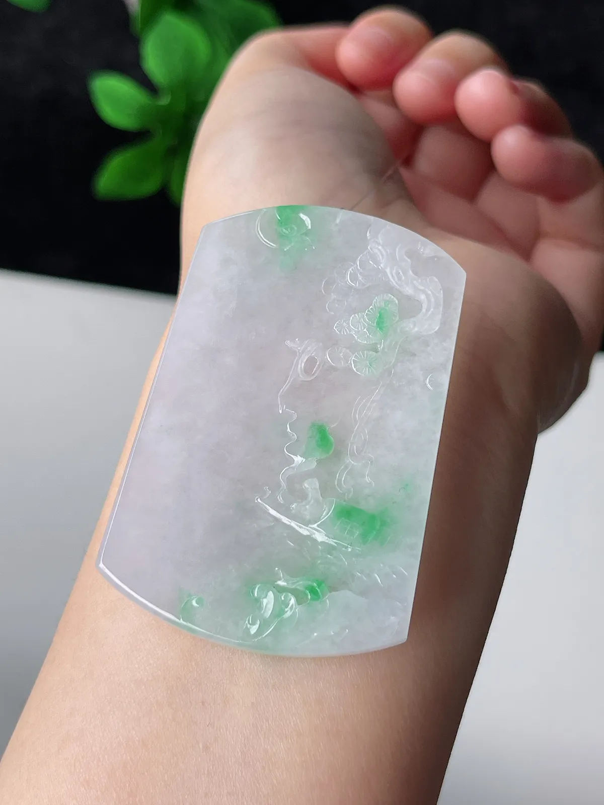 翡翠冰糯种飘绿无事牌