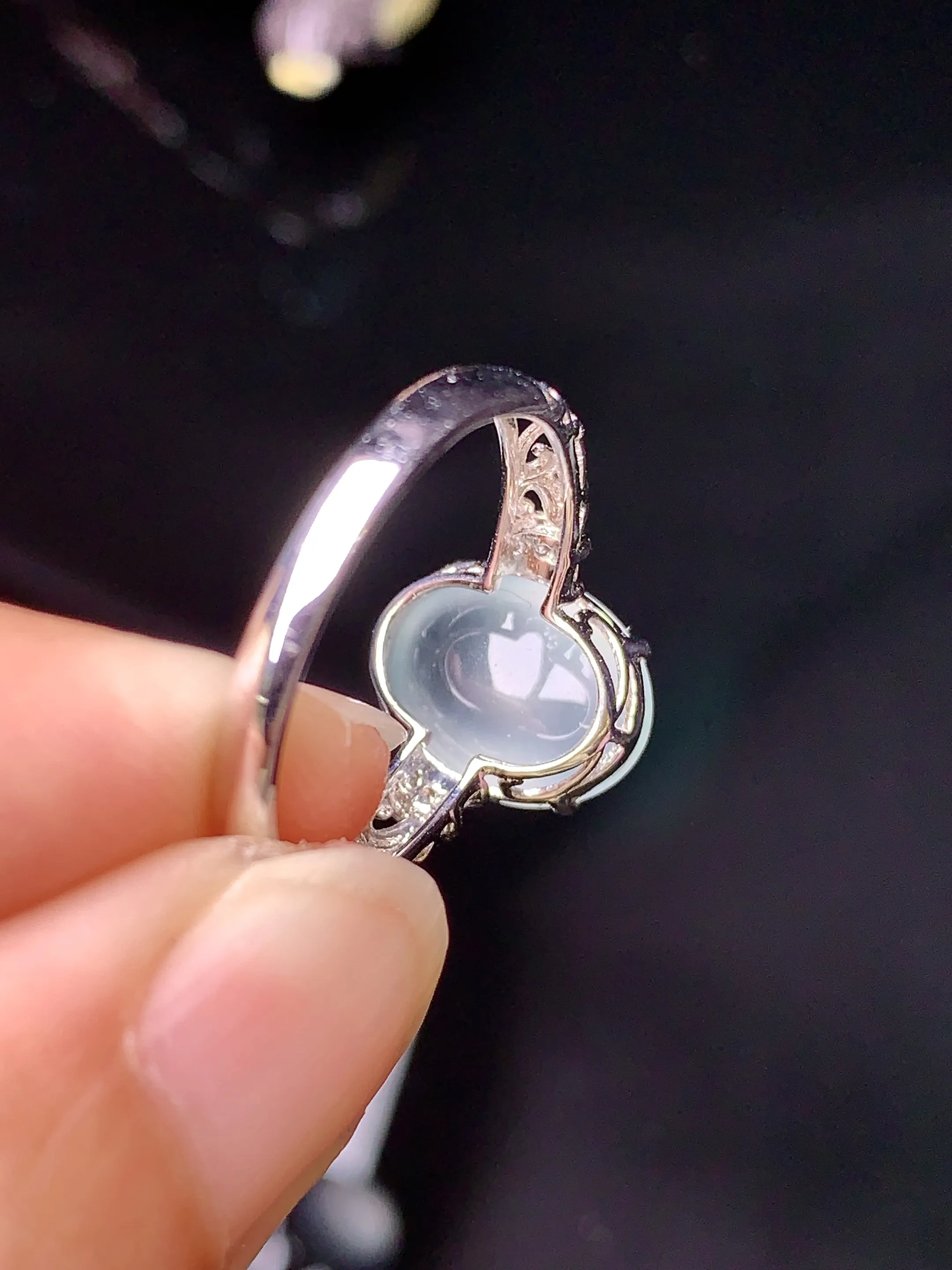 18k金钻镶嵌冰种蛋面戒指 玉质细腻 色泽清新艳丽 圈口14 裸石尺寸11*8.6*4.6