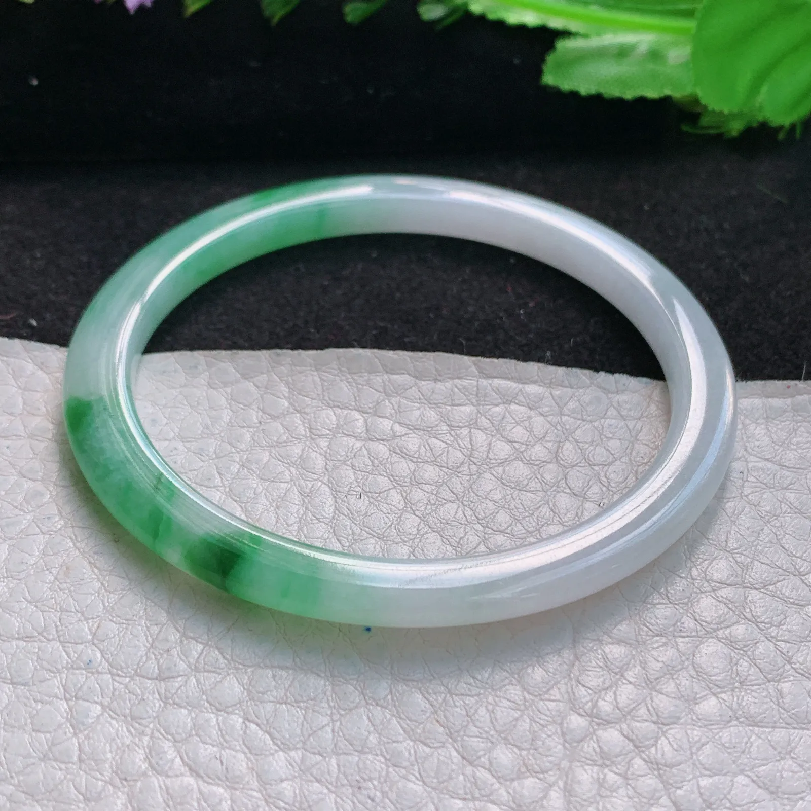 jl自然光54.5*5.3*6.4美人镯 缅甸翡翠a货精美辣绿圆条玉手镯 叮当镯