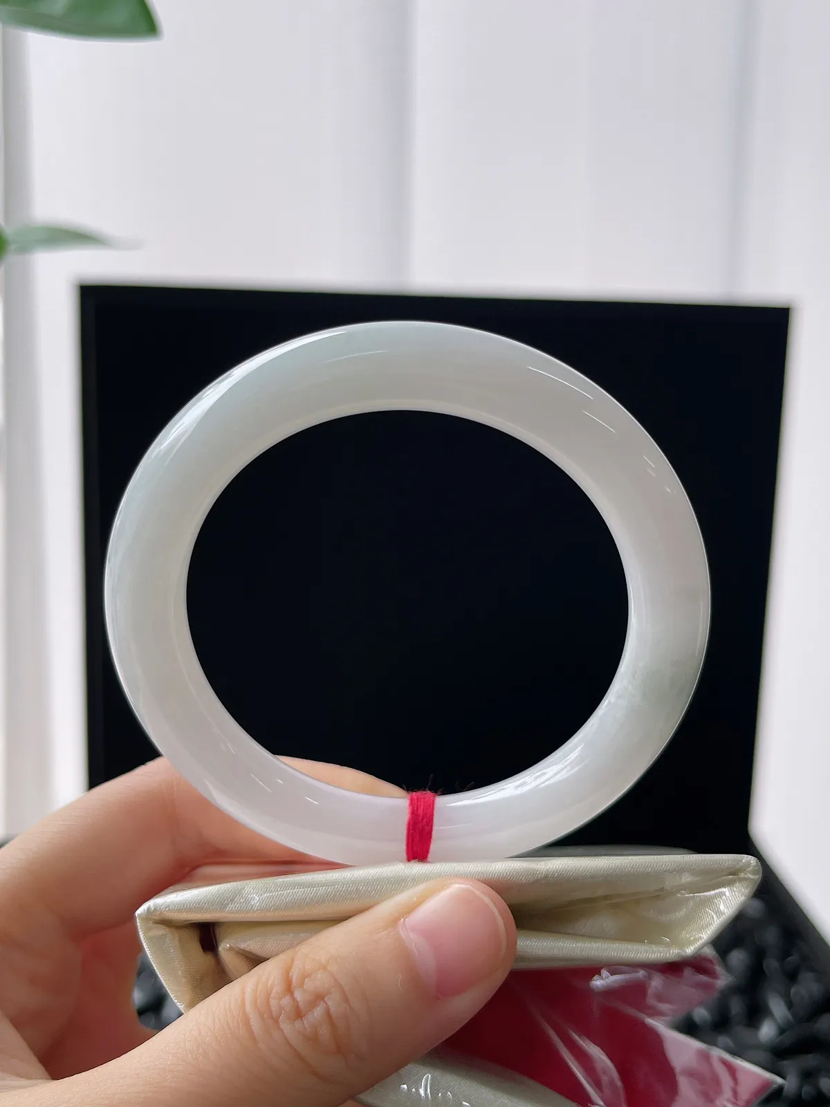 圆镯53圈口，翡翠糯化种白色手镯