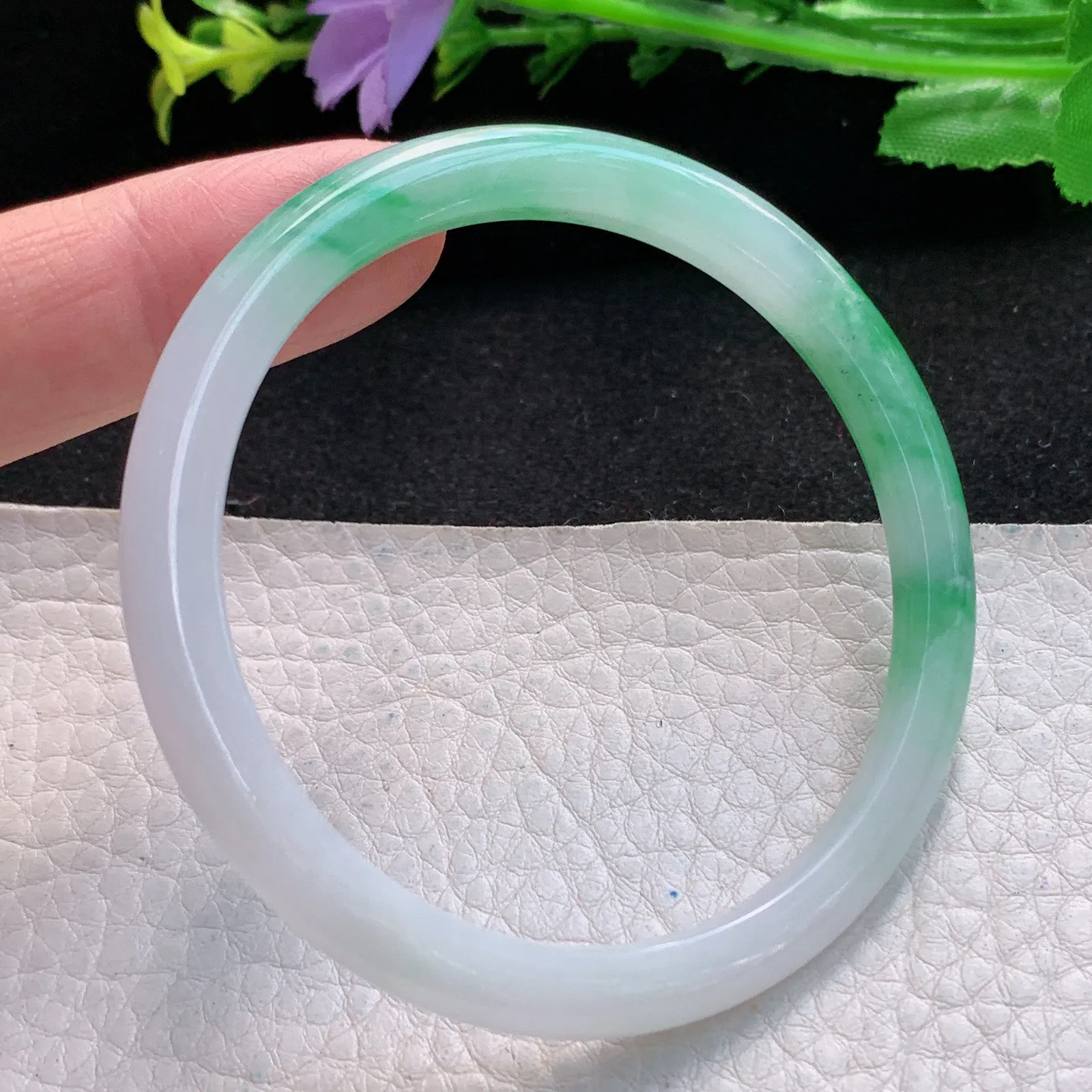 jl自然光54.5*5.3*6.4美人镯 缅甸翡翠a货精美辣绿圆条玉手镯 叮当镯