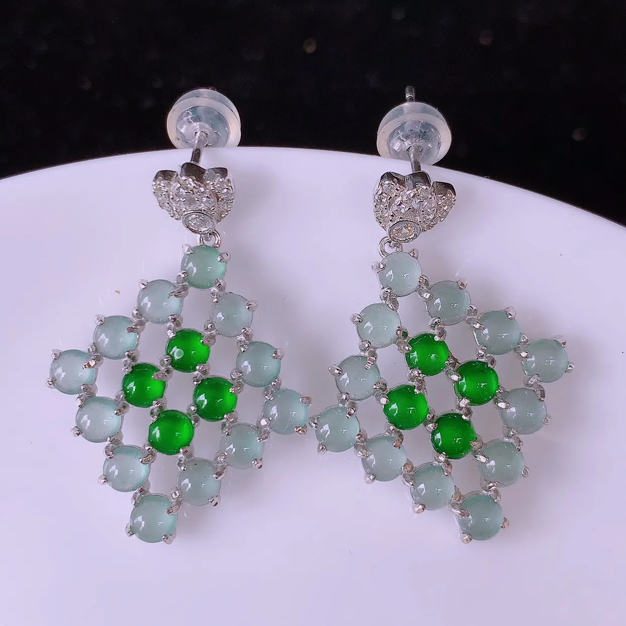 冰透满绿翡翠925银镶嵌耳坠，自然光实拍，翠色灵动，颜色漂亮，种老水足，品相佳，佩戴佳品！#97.1