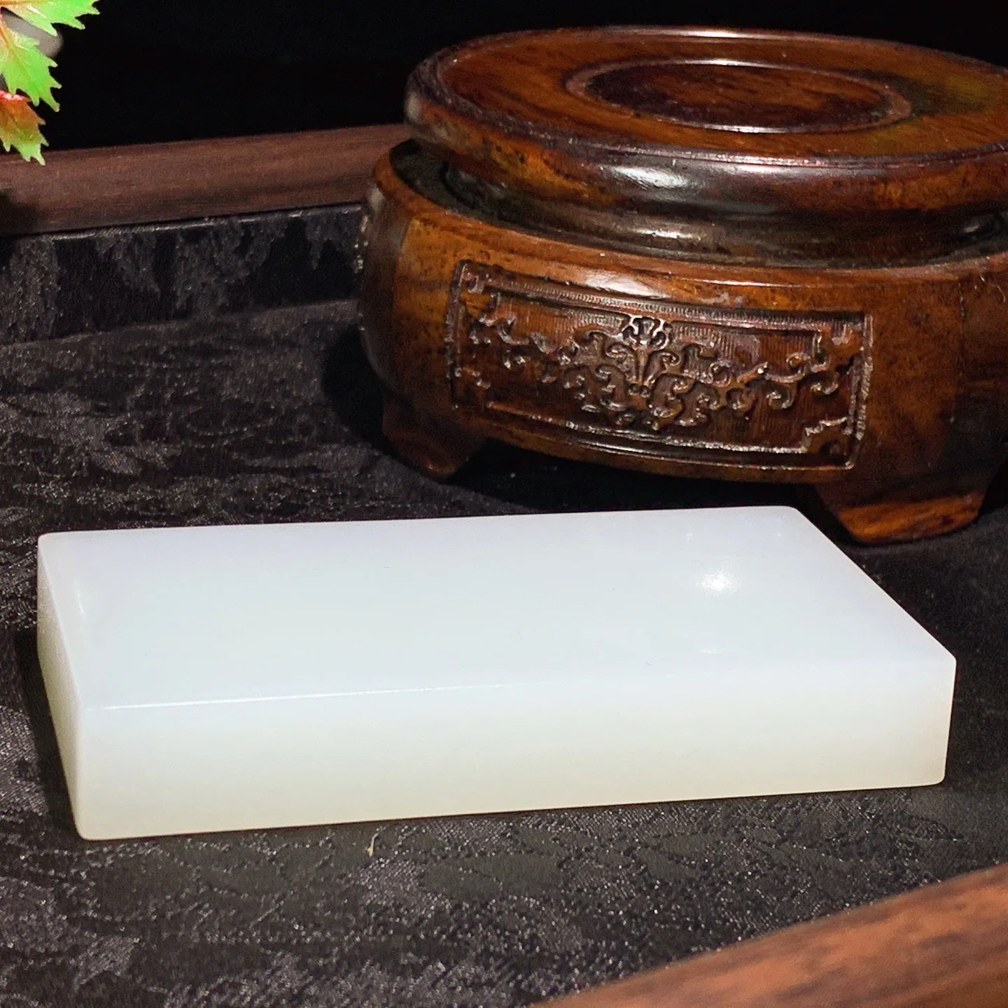 新疆和田玉羊脂白平安无事牌手把牌。尺寸87/47/15重167.5克。白度一级。无裂无杂玉质细腻油润。手推出油。佩戴高端典雅。lt251111