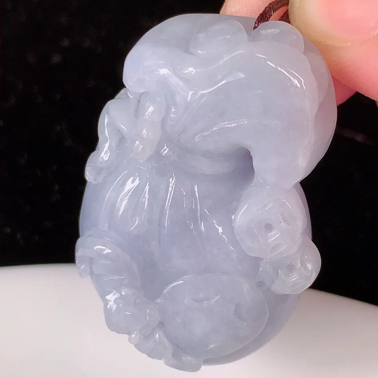 自然光实拍，紫罗兰翡翠招财钱袋子吊坠，寓意“代代有福，代代有财，腰缠万贯”玉质细腻，佩戴效果佳！#0