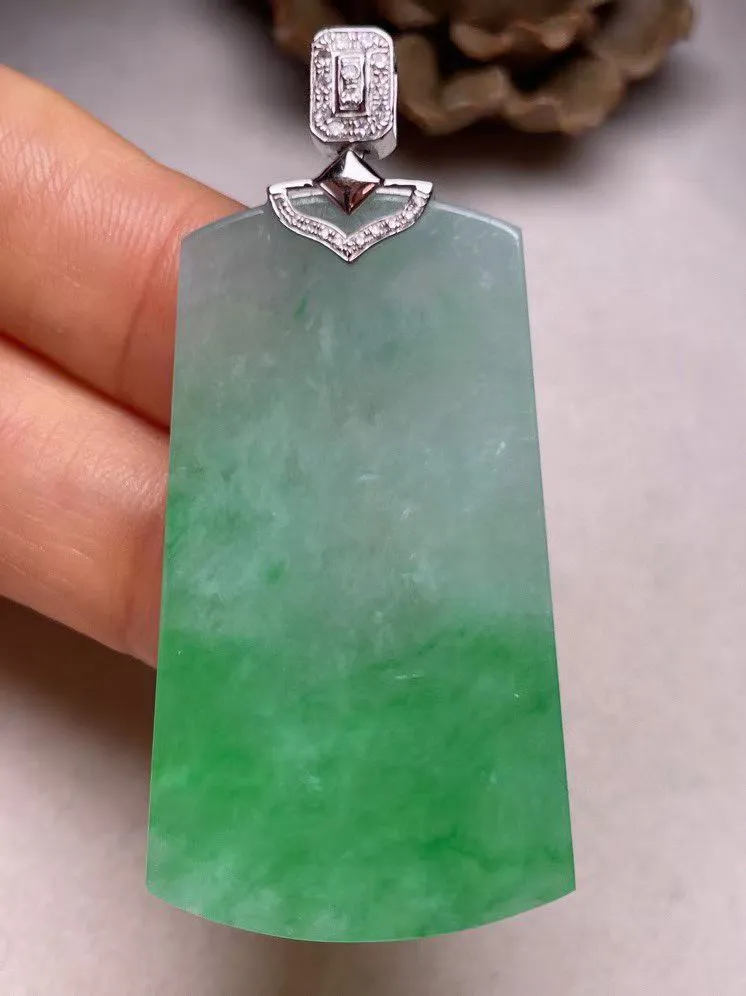 冰糯种飘绿平安无事牌吊坠、真金真钻镶嵌，种水好，玉质细腻 .裸石尺寸 45.0*24.3