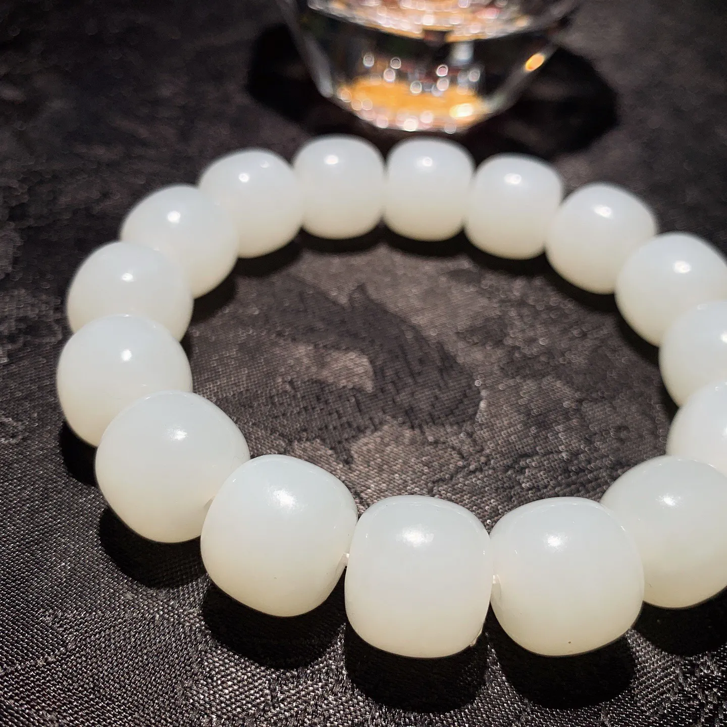 1和田玉白玉羊脂白老型珠手串。单颗尺寸13/14！玉质细腻油润。手推出油。佩戴高端典雅。lt251111