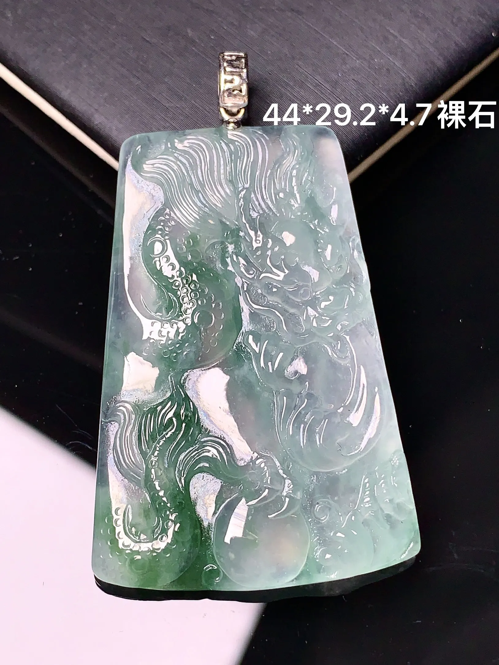 18k金镶嵌飘绿龙牌吊坠 玉质细腻 色泽清新艳丽 整体尺寸44*29.2*4.7