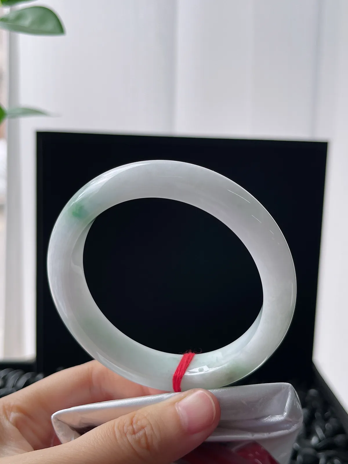 正圈58.8圈口，翡翠糯化种飘绿手镯