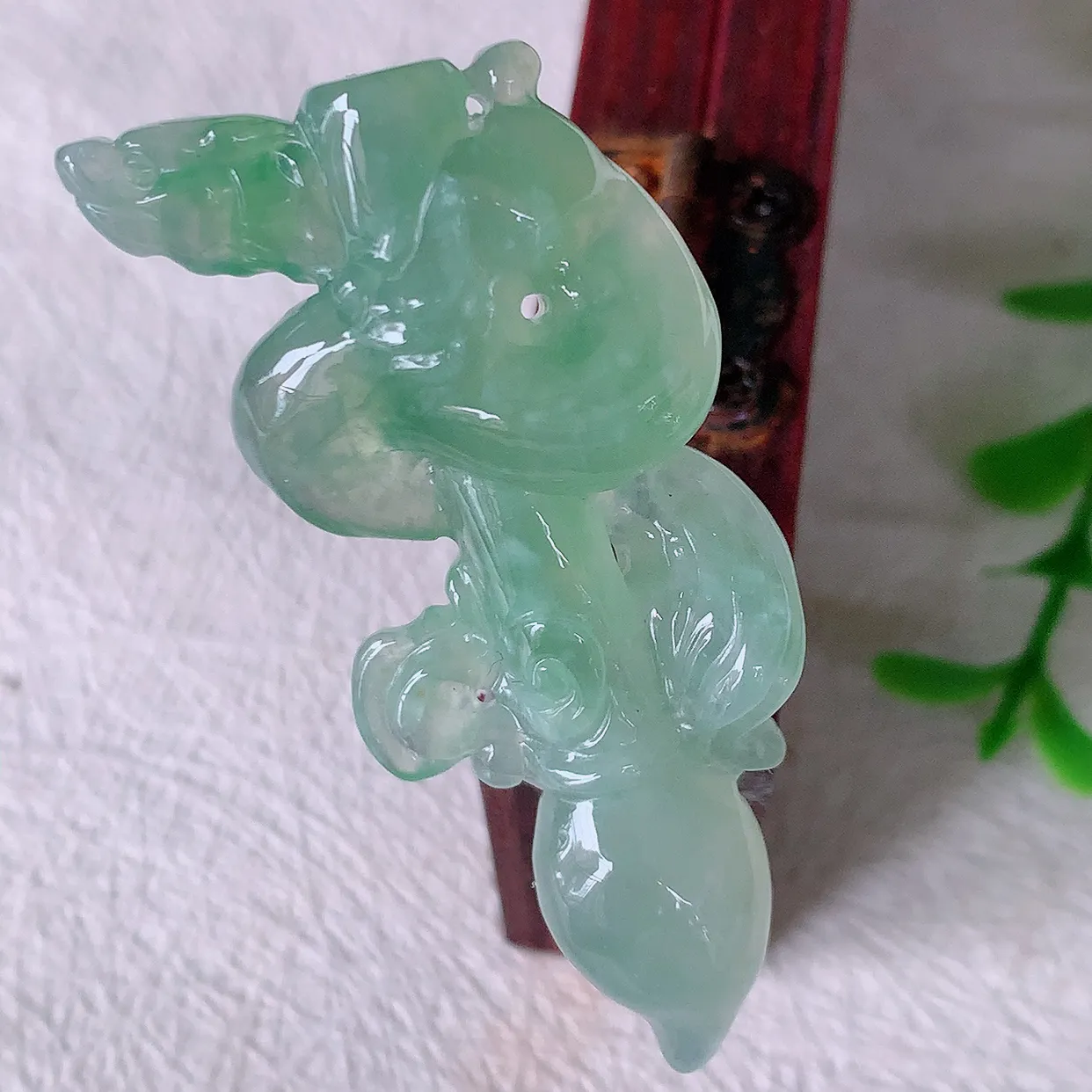 自然光实拍，冰种飘绿翡翠龙腾盛世、龙牌吊坠，种水好，雕工立体精致，佩戴霸气时尚！#01.10