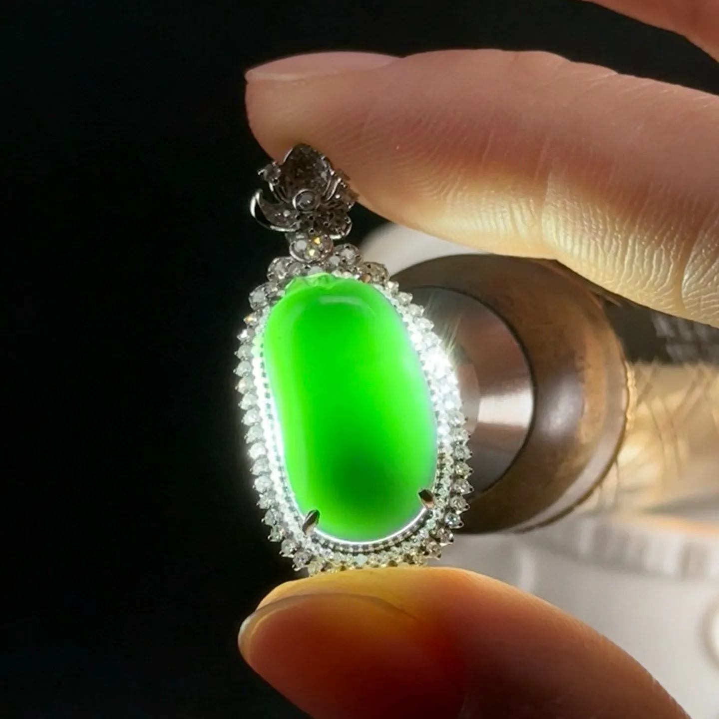 18k墨翠福瓜 种好色正 黑度极好 打灯通透 油性十足  尺寸32.7