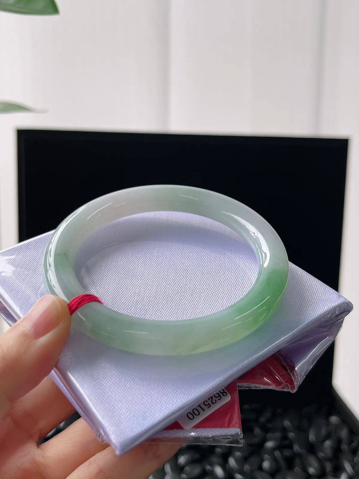 圆镯54圈口，翡翠冰糯种飘绿手镯