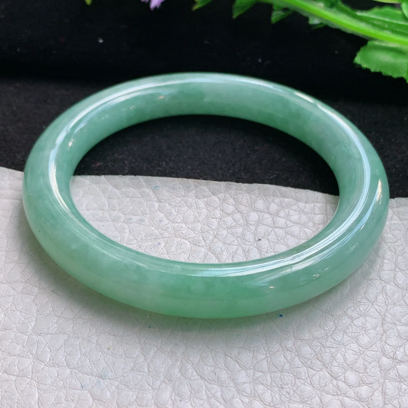 n自然光56*9.6*9.8美人镯 缅甸翡翠a货精美满绿圆条玉手镯 玉手环