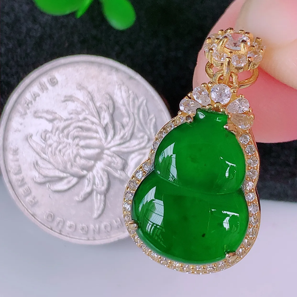 冰透满绿翡翠925银镶嵌葫芦吊坠，自然光实拍，翠色灵动，颜色漂亮，种老水足，品相佳，佩戴佳品！#97.10整体27*14.5*10裸石16-12