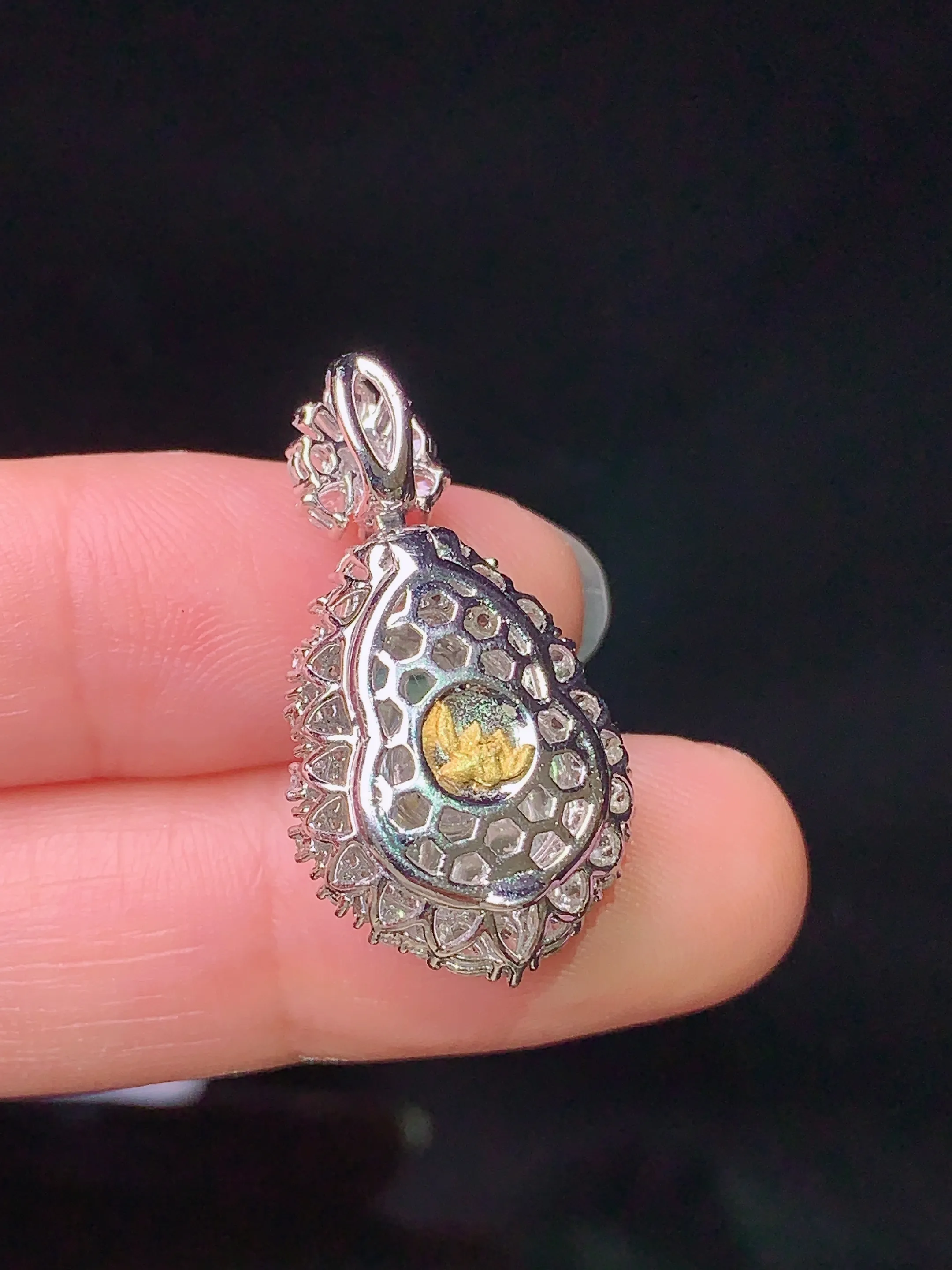 18k金钻镶嵌翠绿葫芦吊坠 玉质细腻 色泽清新艳丽 整体尺寸28*15*10.3