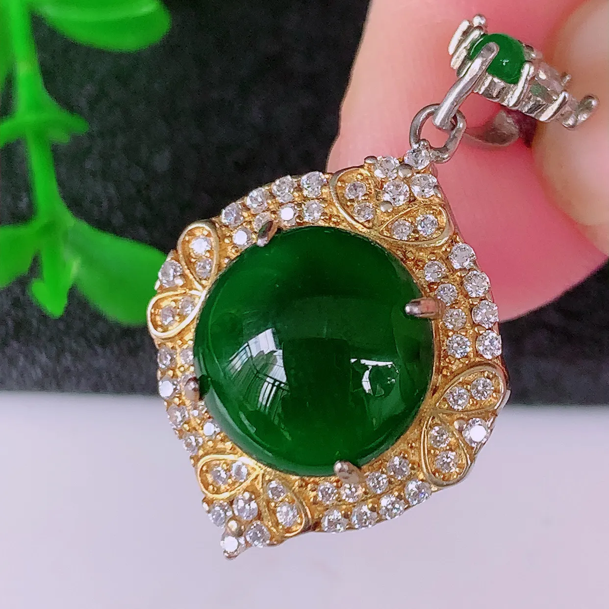 冰透满绿翡翠925银镶嵌吊坠，自然光实拍，翠色灵动，颜色漂亮，种老水足，品相佳，佩戴佳品！#97.10整体30.5-16.5*10.5裸石10.8*10.8