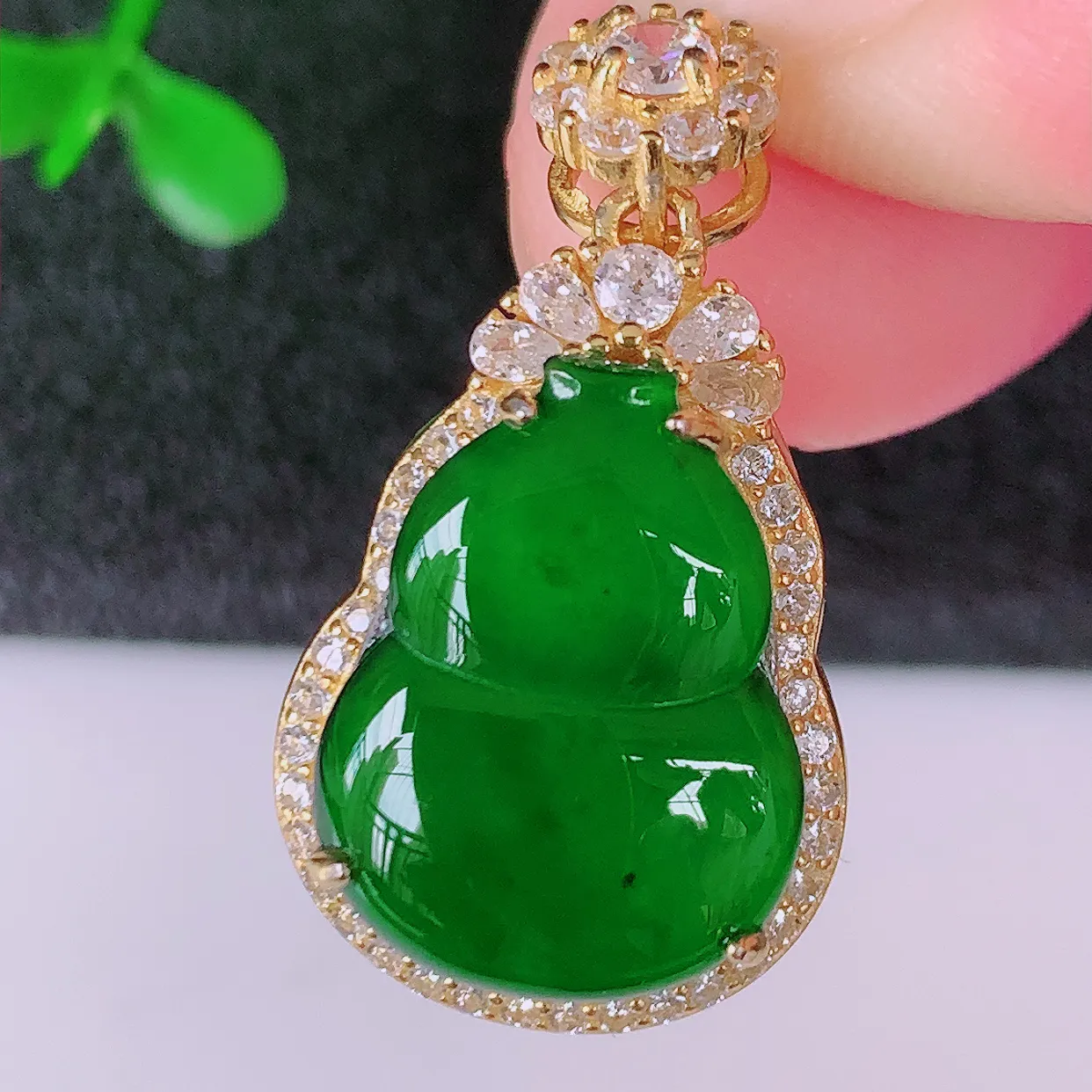 冰透满绿翡翠925银镶嵌葫芦吊坠，自然光实拍，翠色灵动，颜色漂亮，种老水足，品相佳，佩戴佳品！#97.10整体27*14.5*10裸石16-12