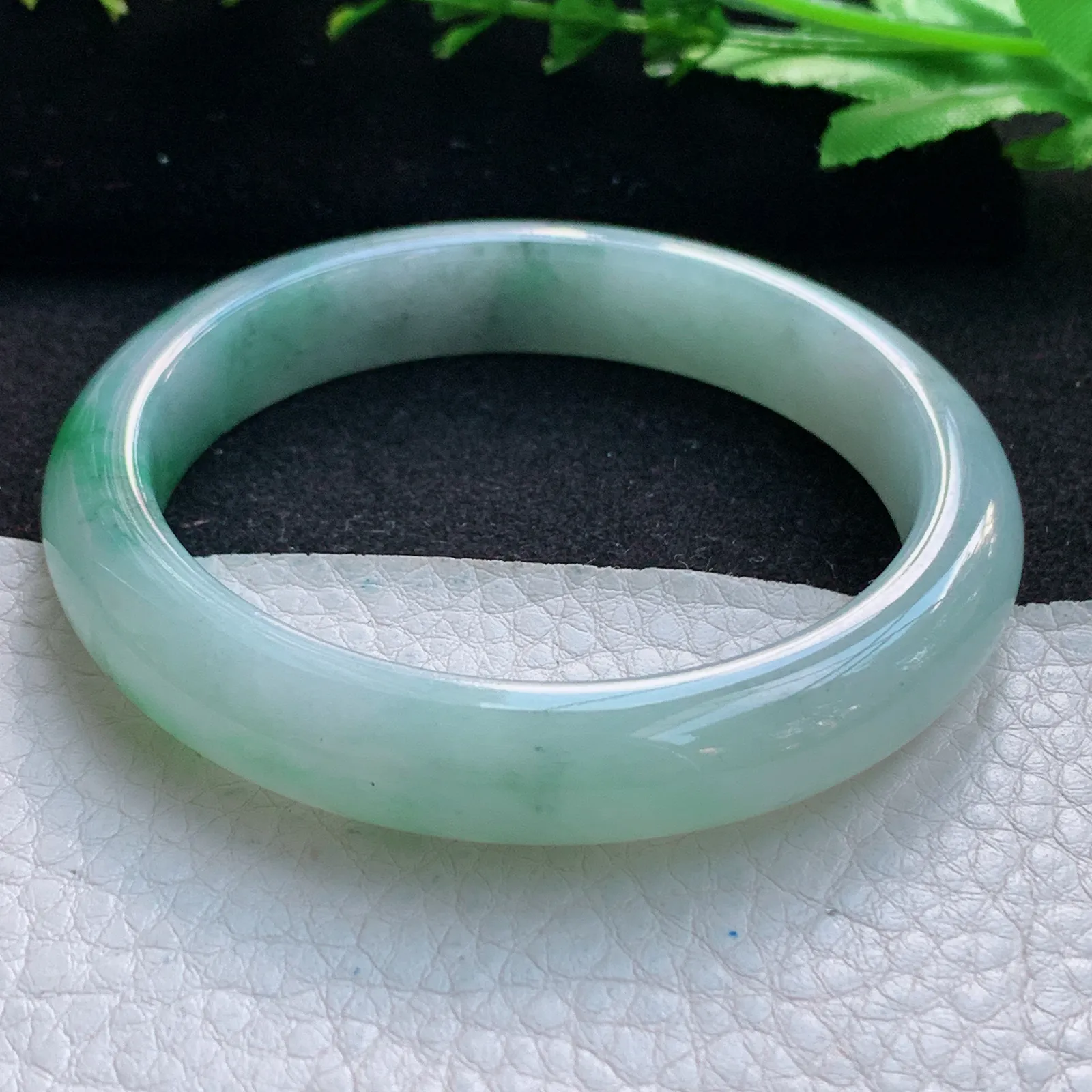 xx自然光56.5*11.6*8平安镯 缅甸翡翠a货精美三彩秀气宽边玉手镯 玉手环